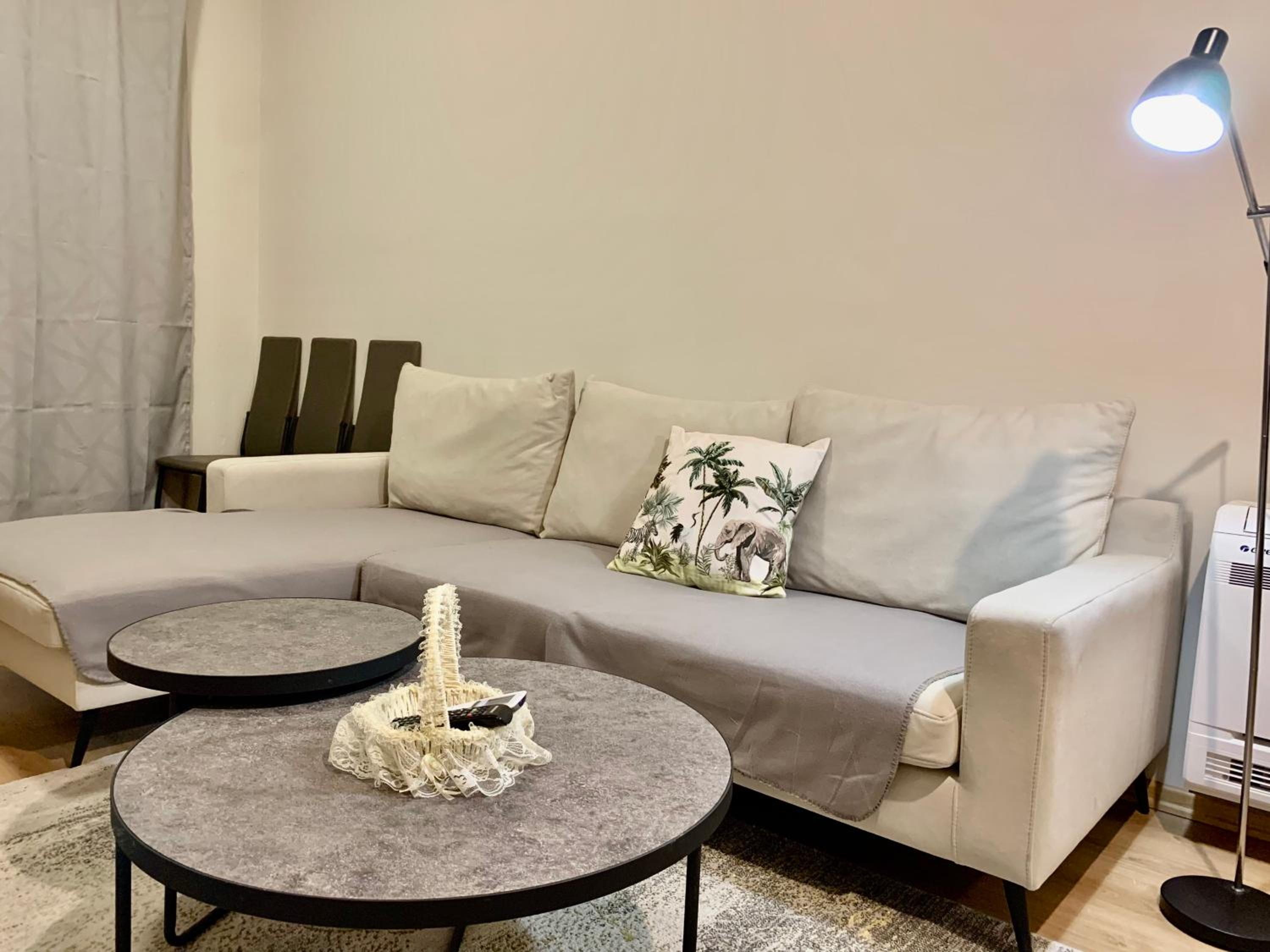 Modern family-size condo with private veranda-5min to the lake