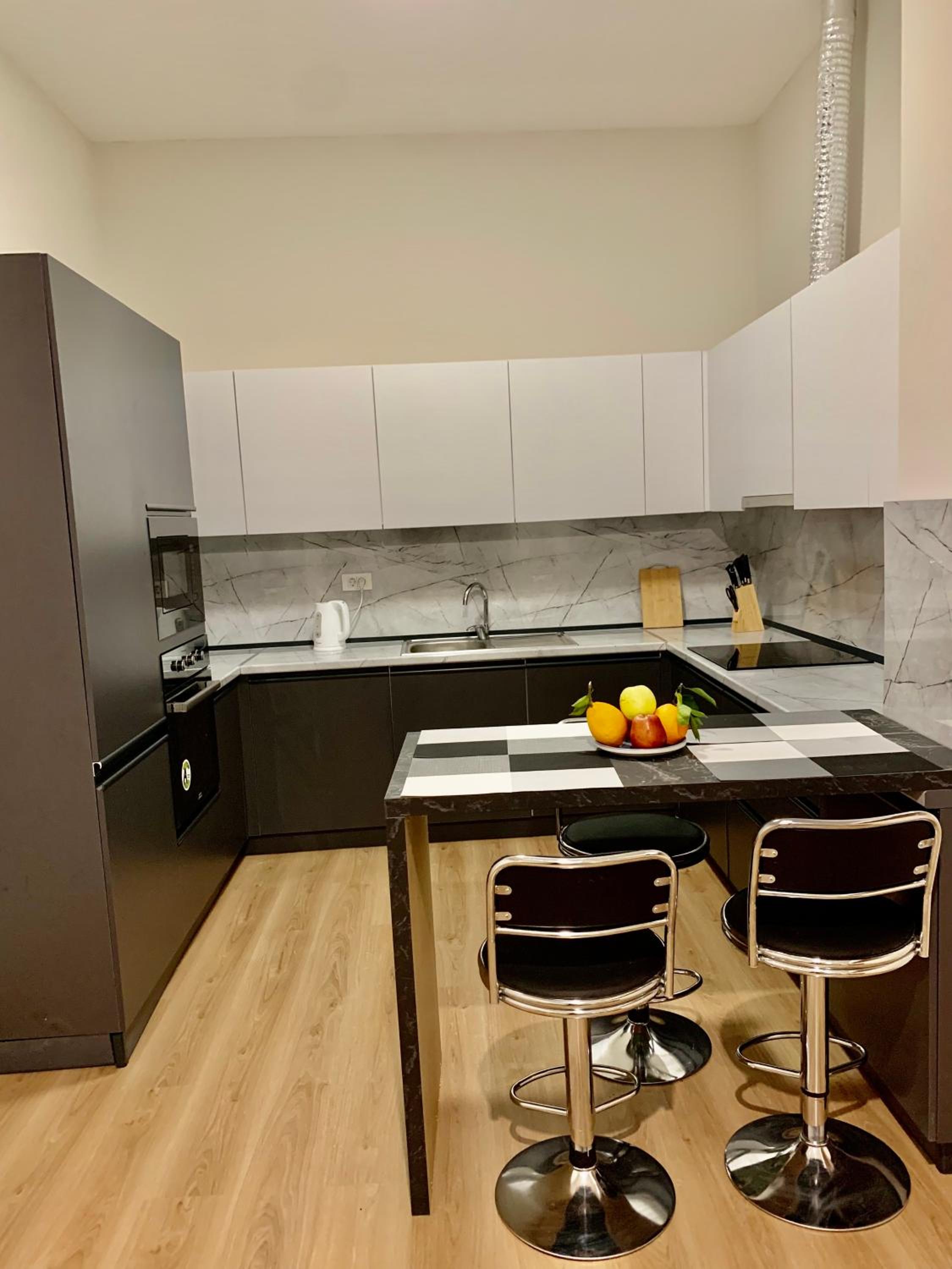 Modern family-size condo with private veranda-5min to the lake