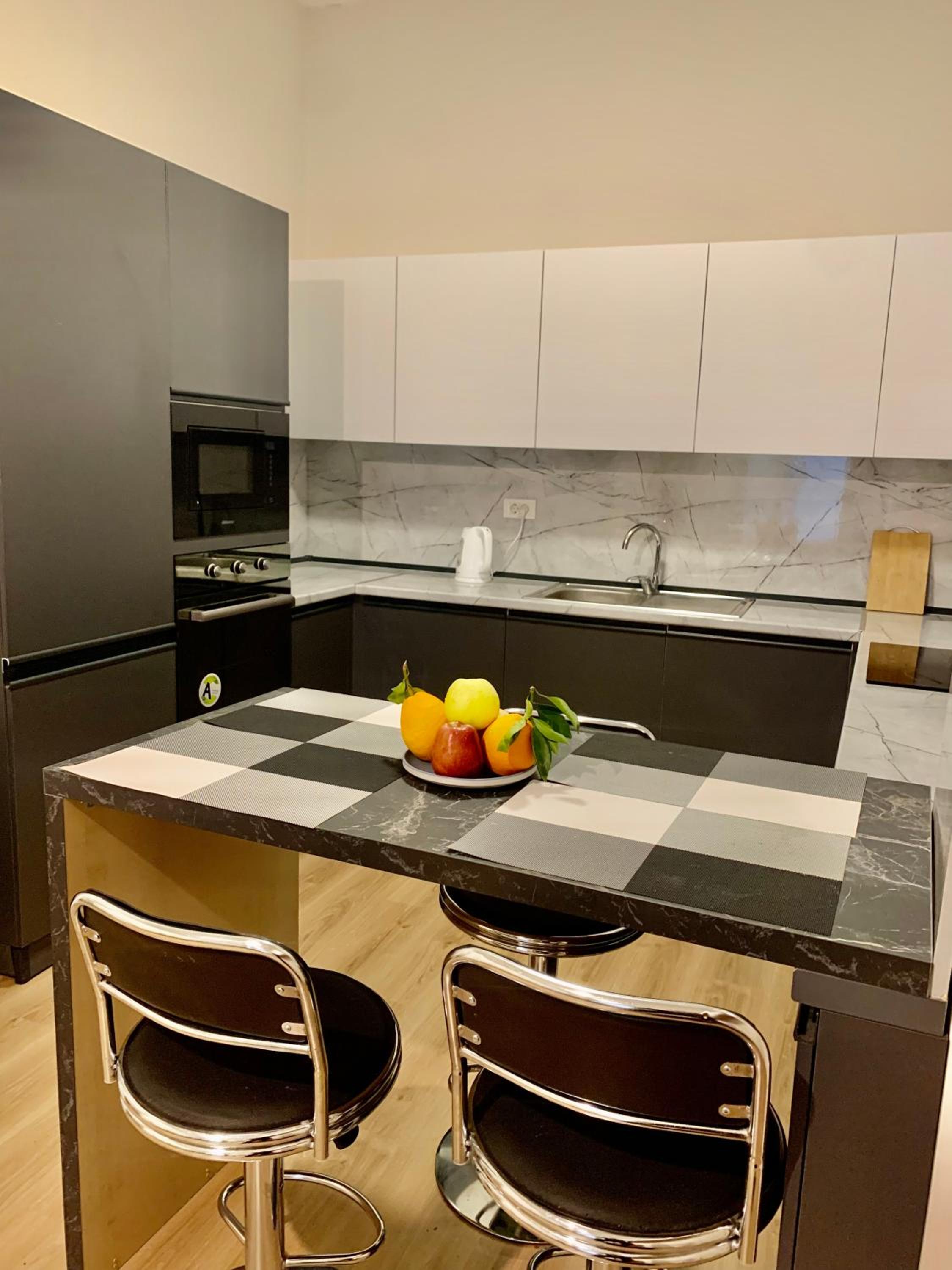 Modern family-size condo with private veranda-5min to the lake