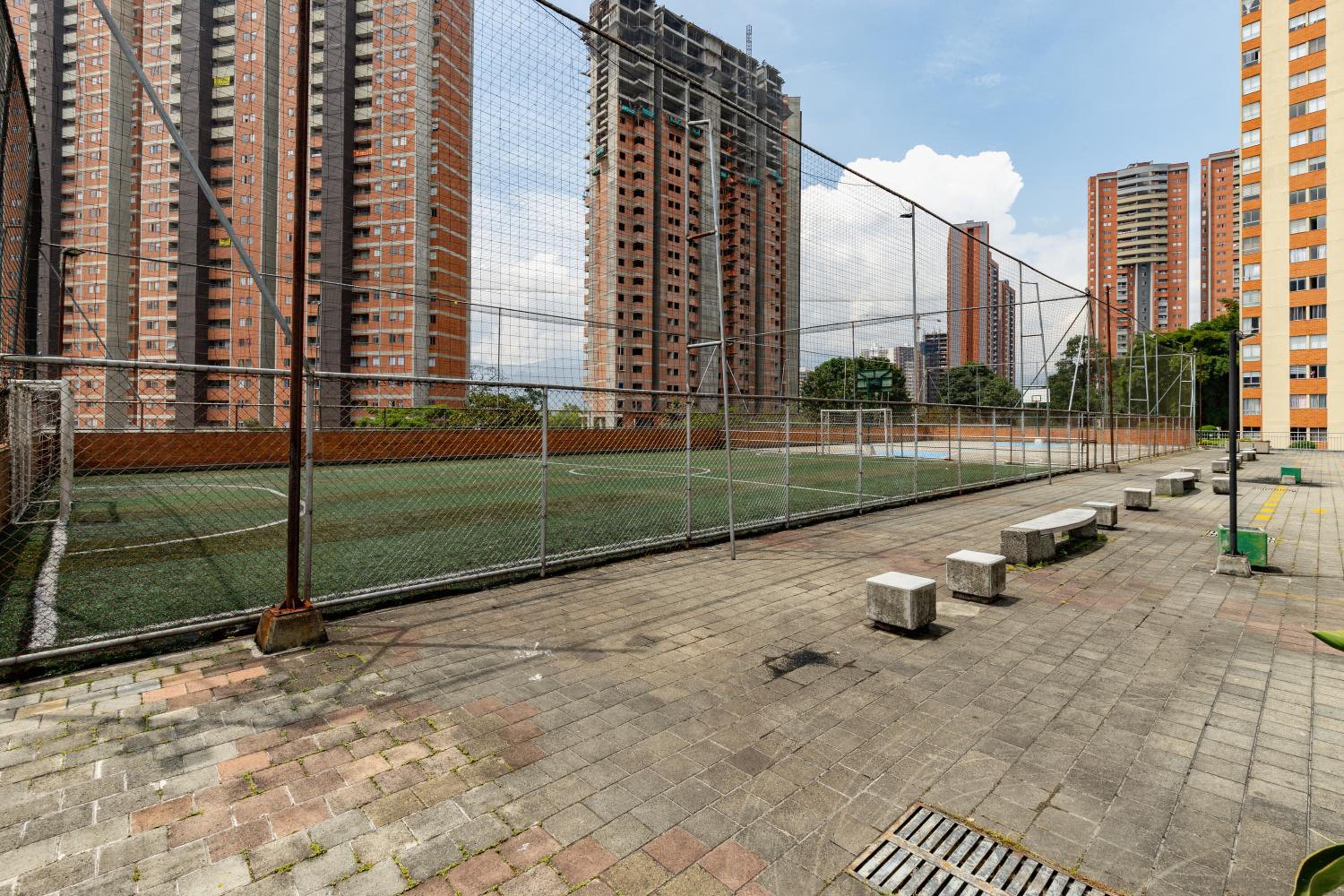 Apartamento amplio con piscina cerca al poblado