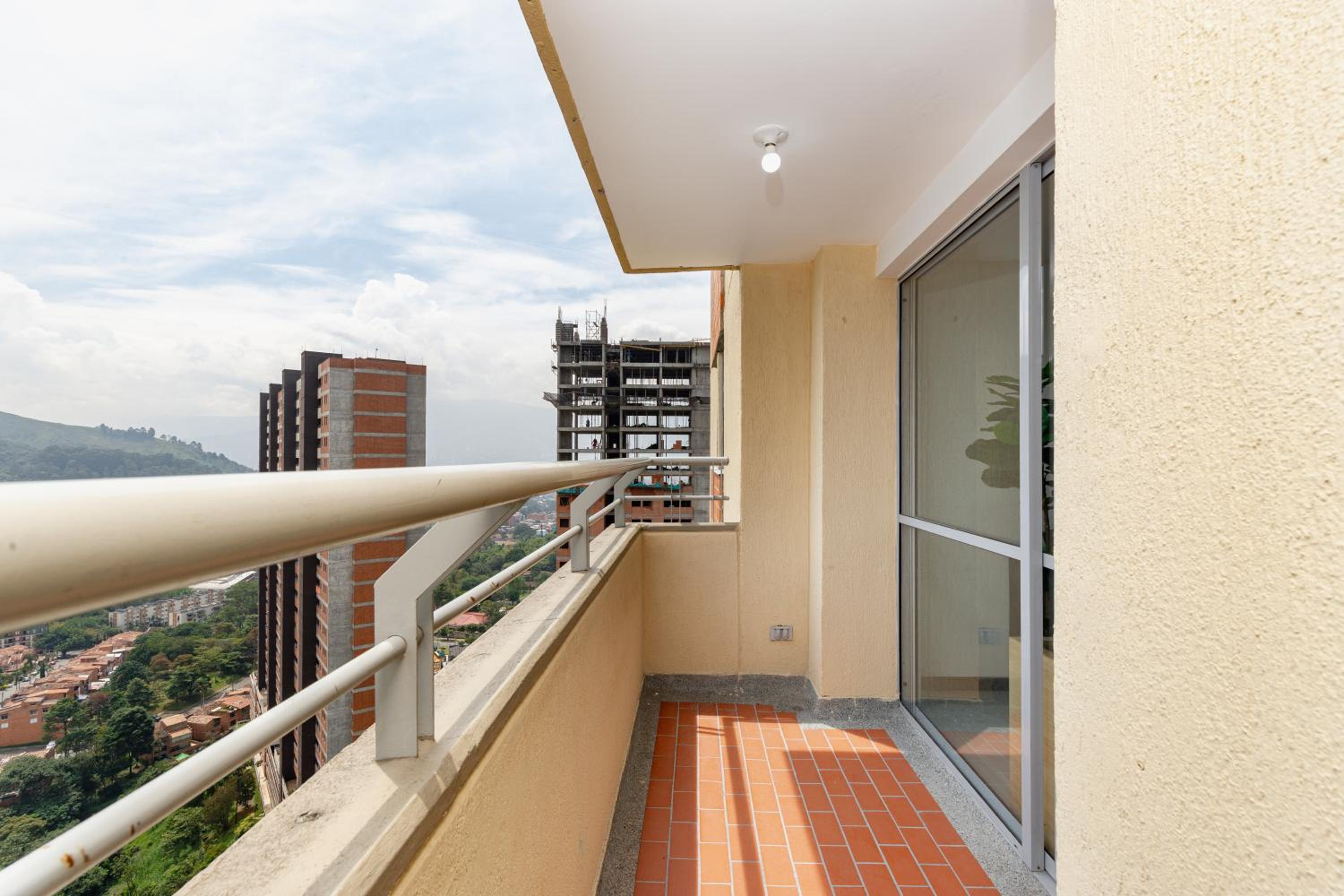 Apartamento amplio con piscina cerca al poblado