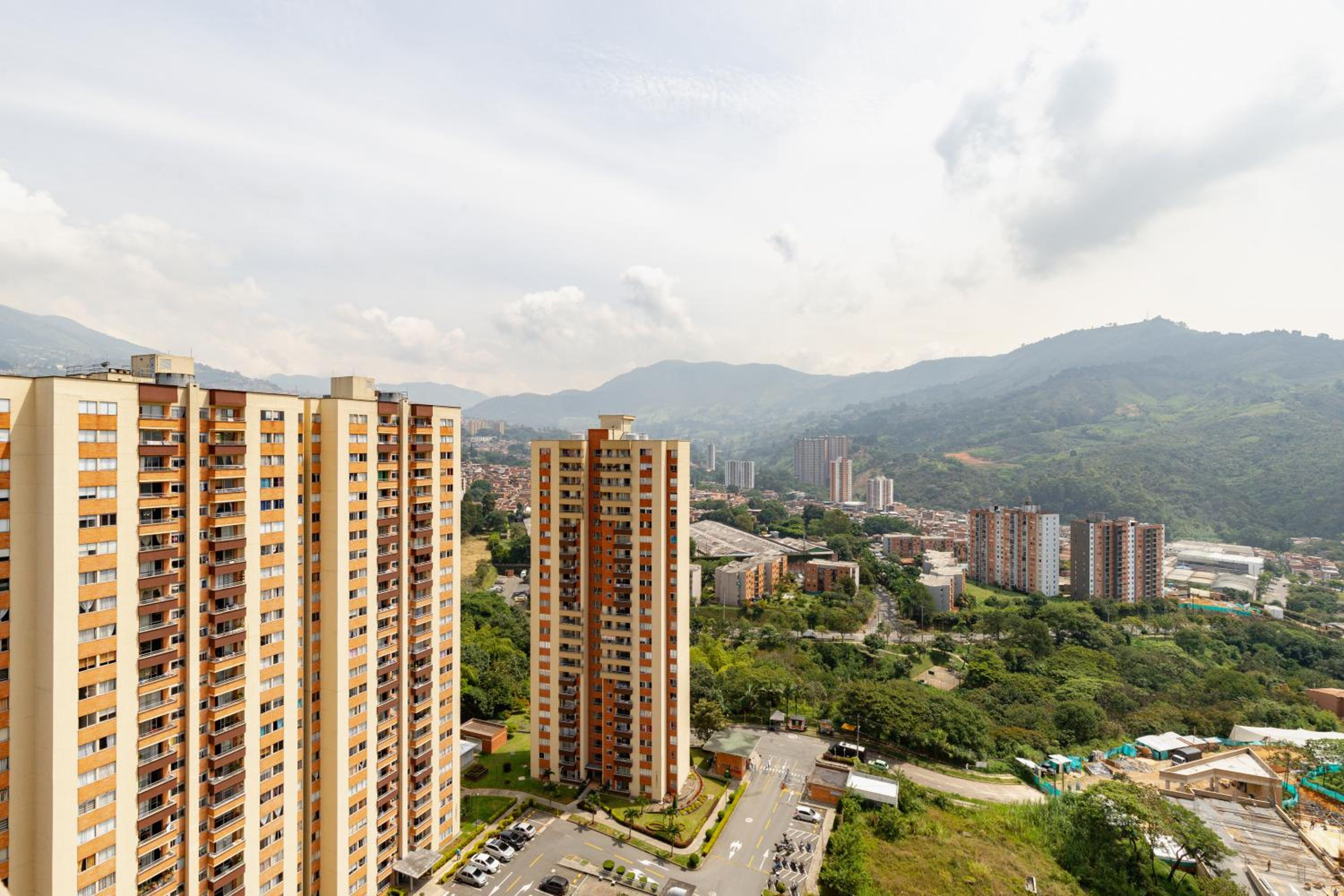 Apartamento amplio con piscina cerca al poblado