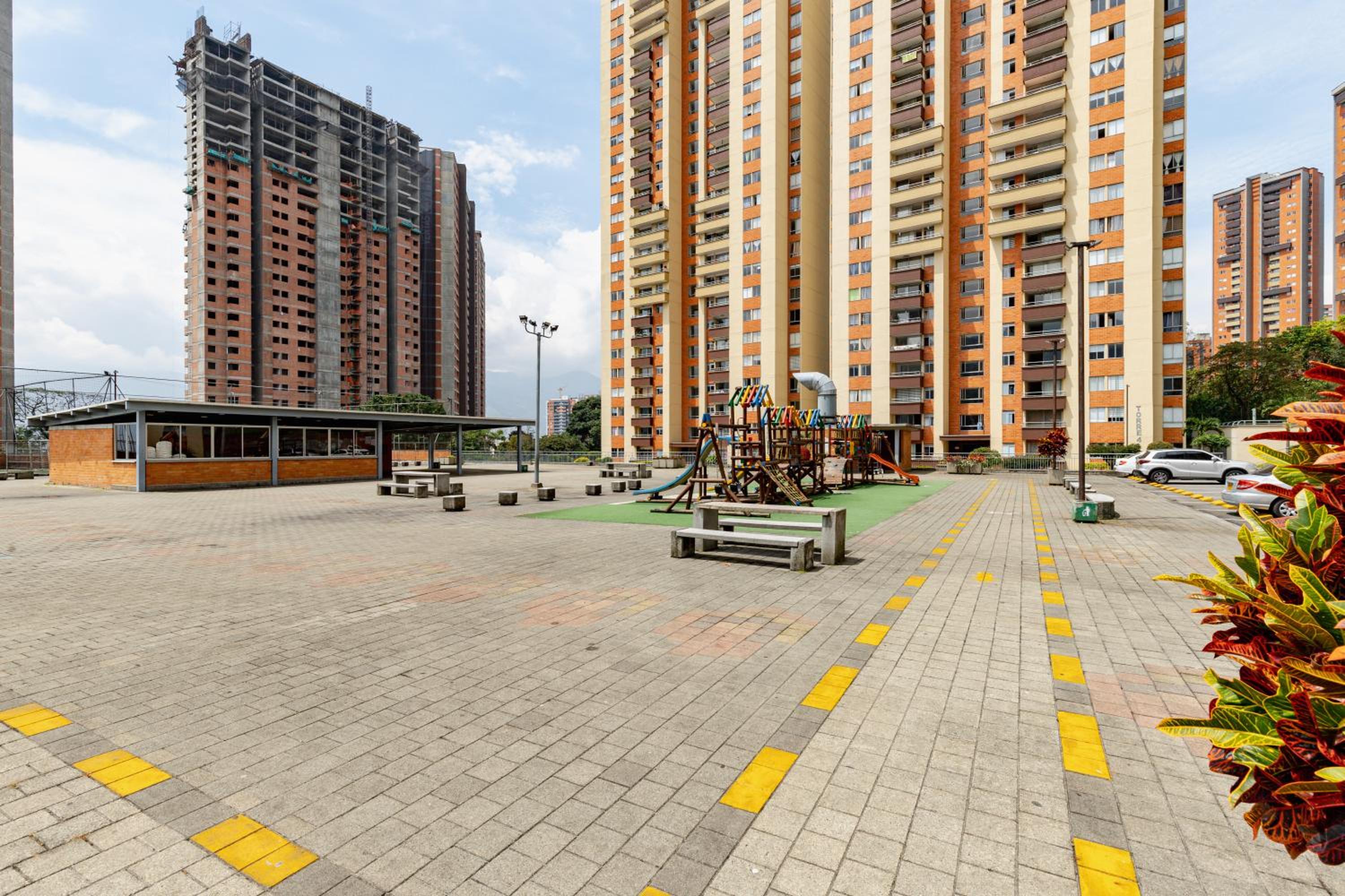 Apartamento amplio con piscina cerca al poblado