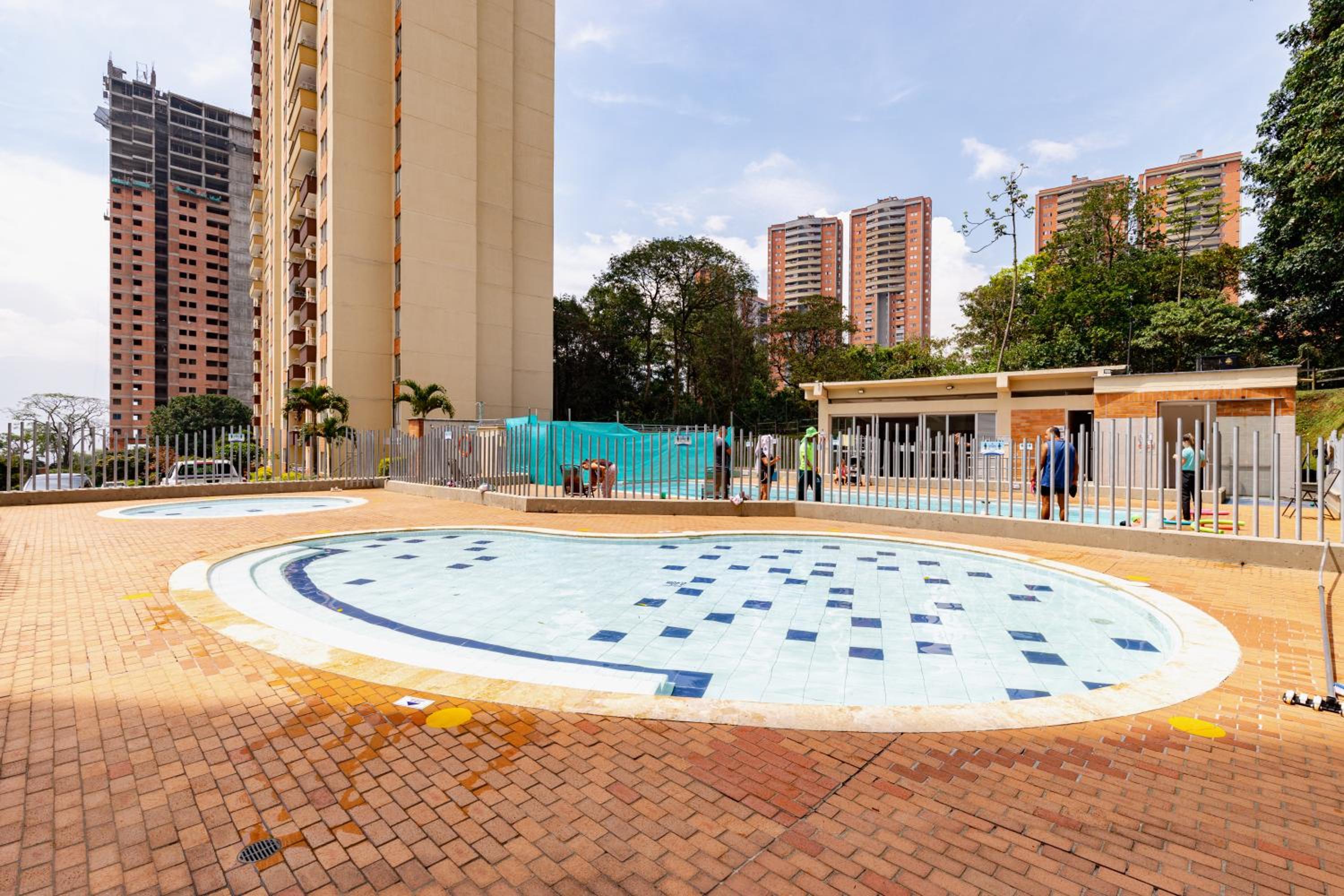 Apartamento amplio con piscina cerca al poblado