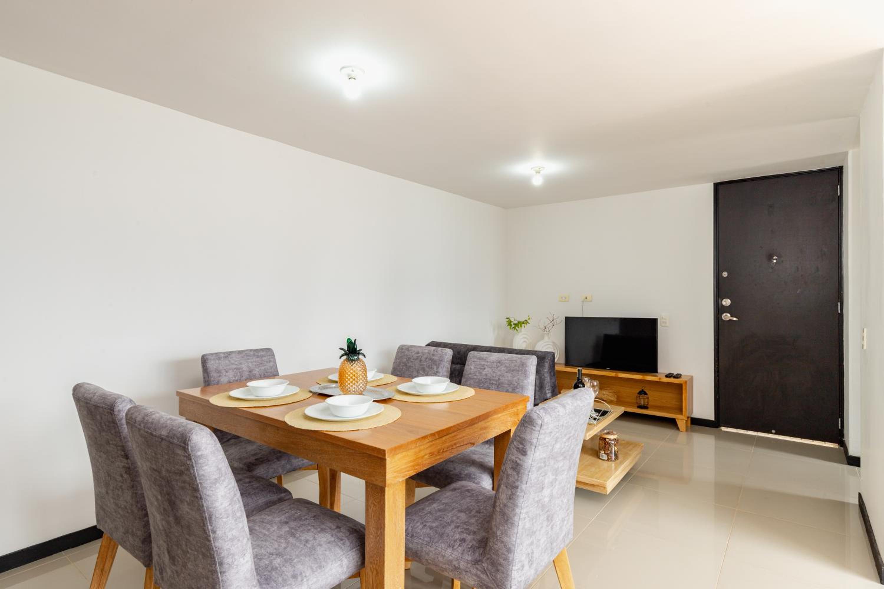 Apartamento amplio con piscina cerca al poblado