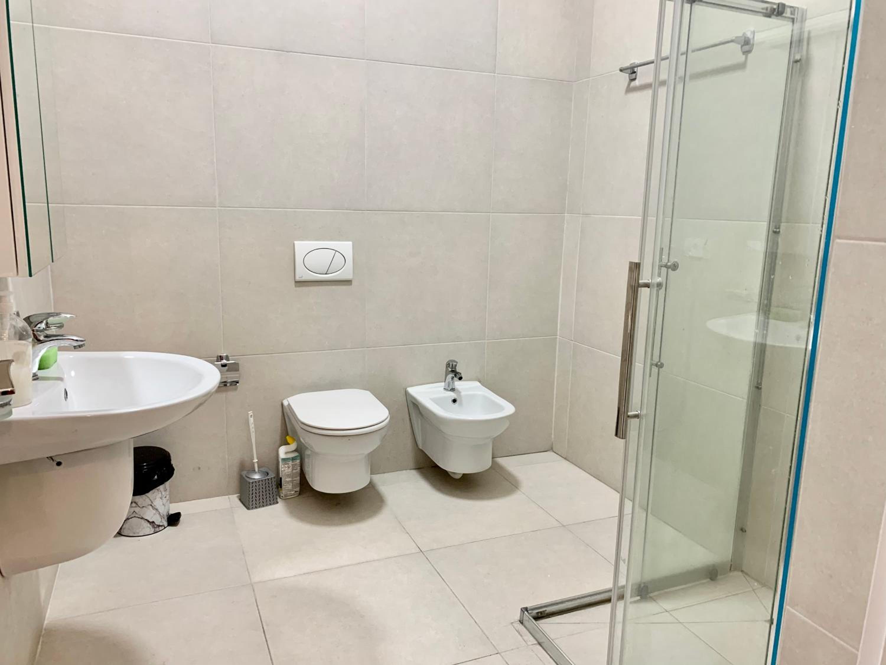 Modern family-size condo with private veranda-5min to the lake