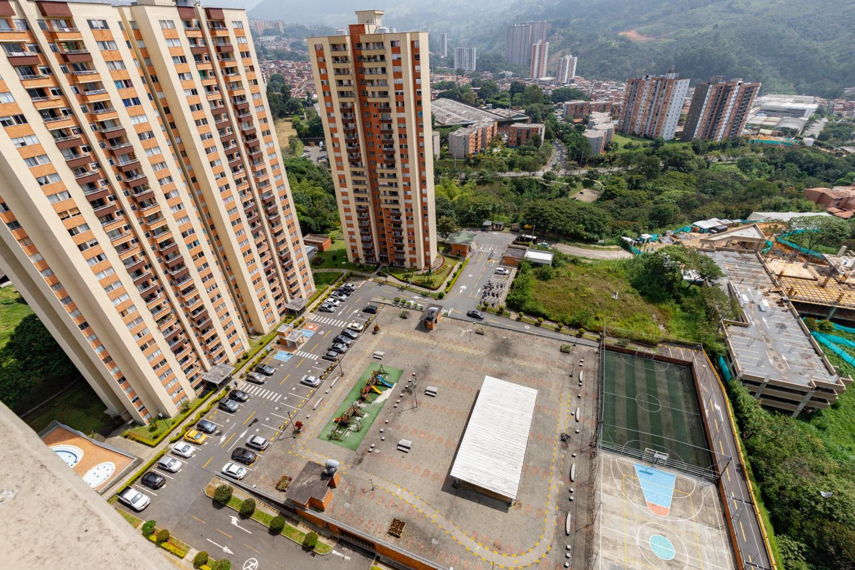 Apartamento amplio con piscina cerca al poblado