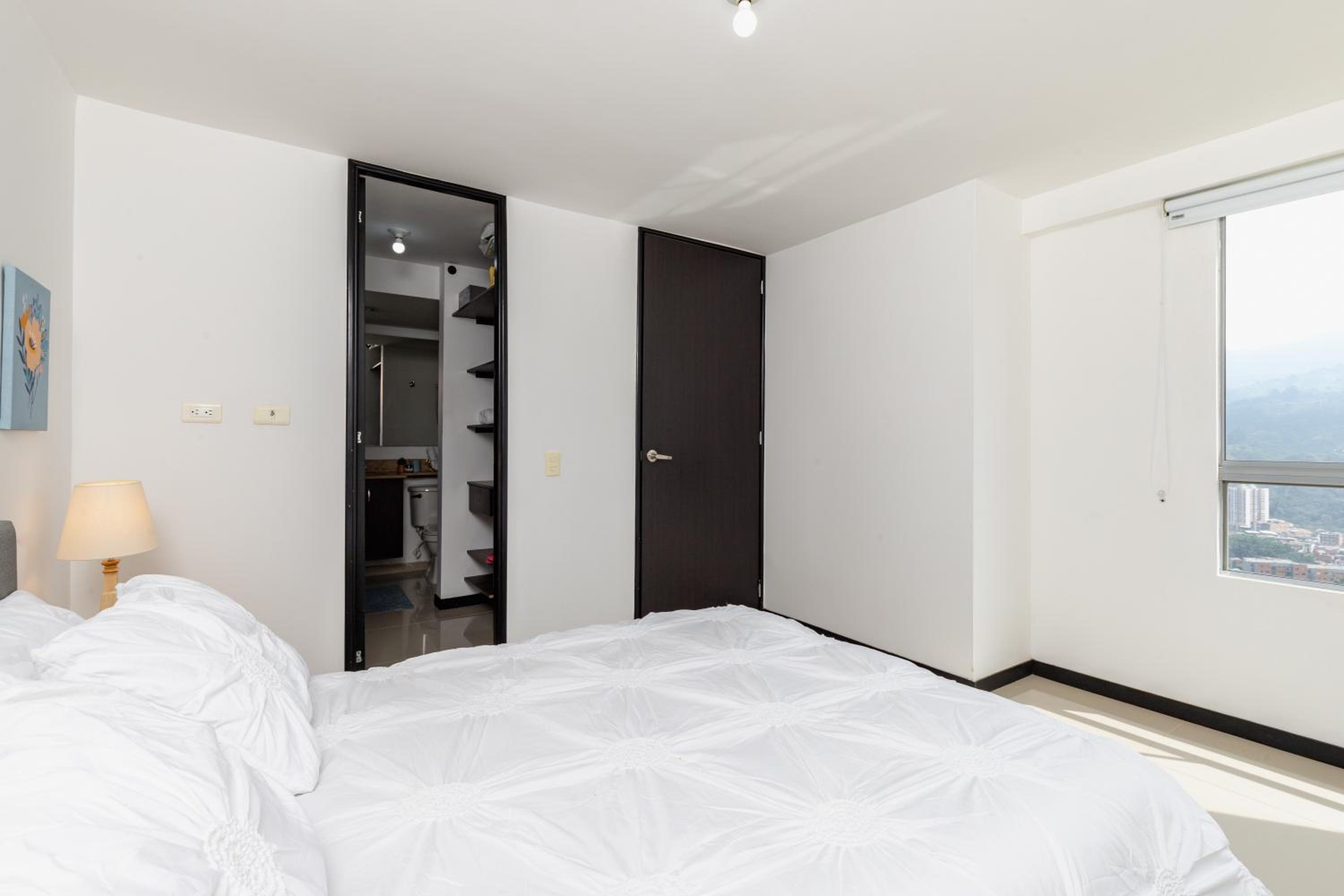 Apartamento amplio con piscina cerca al poblado