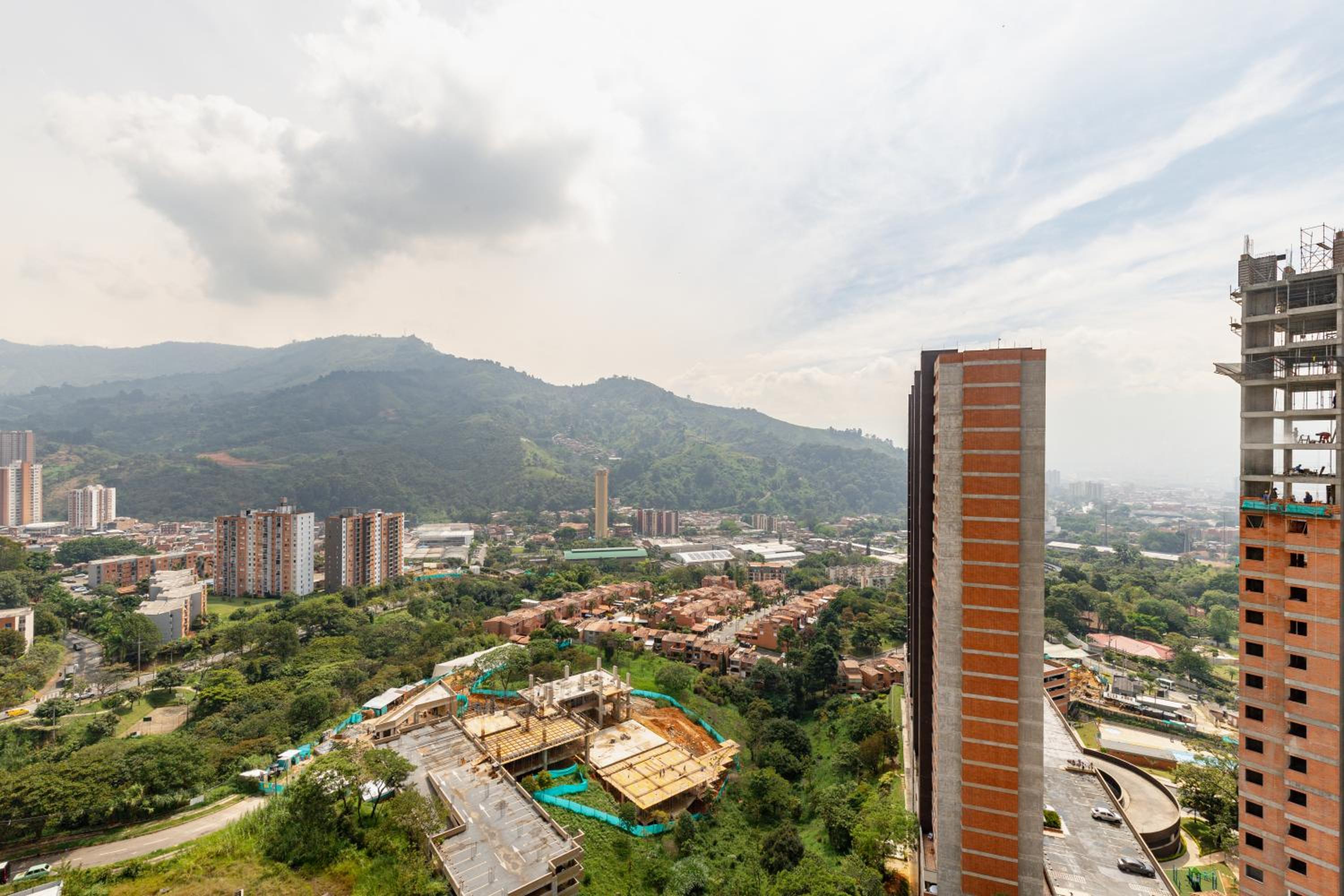 Apartamento amplio con piscina cerca al poblado