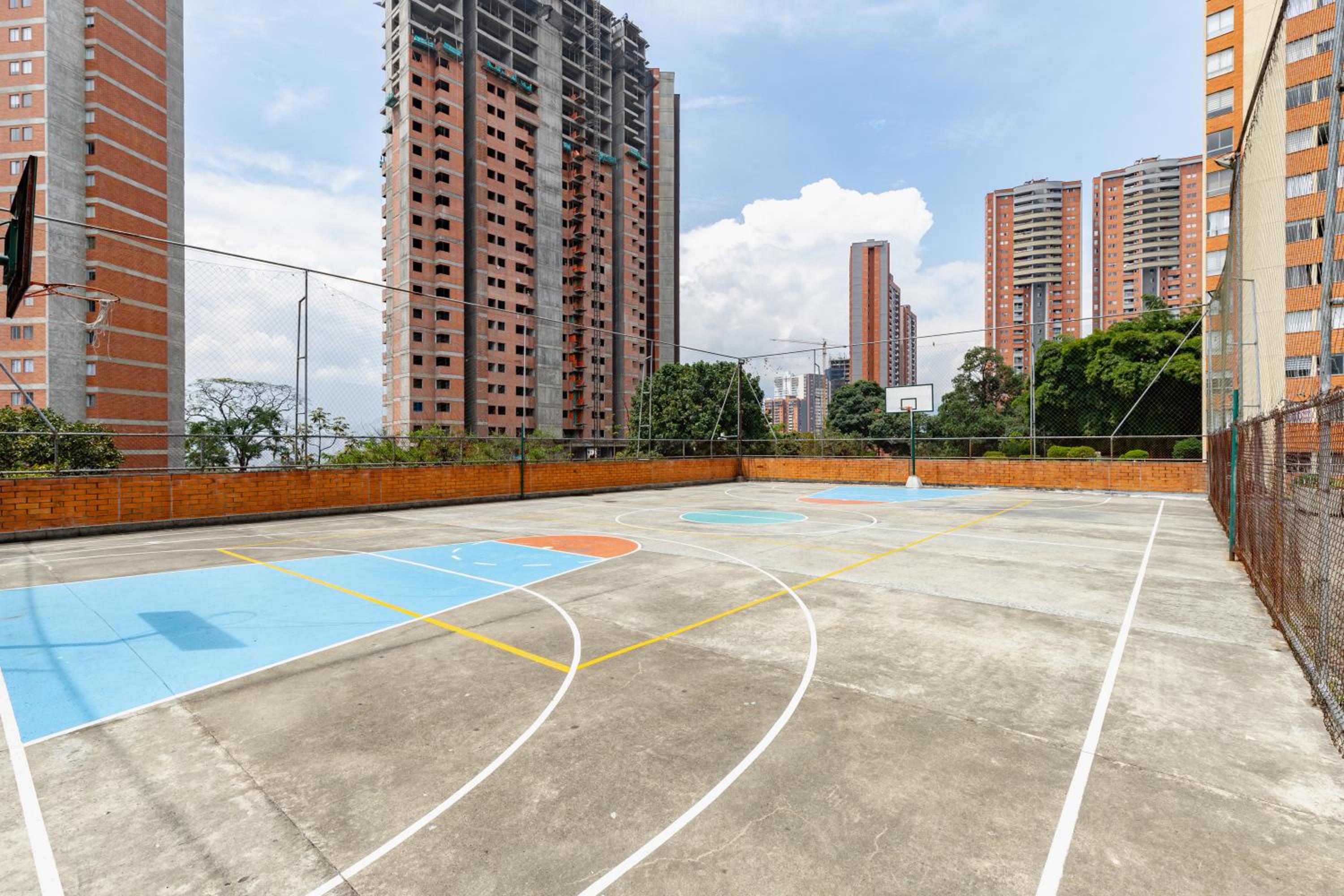 Apartamento amplio con piscina cerca al poblado
