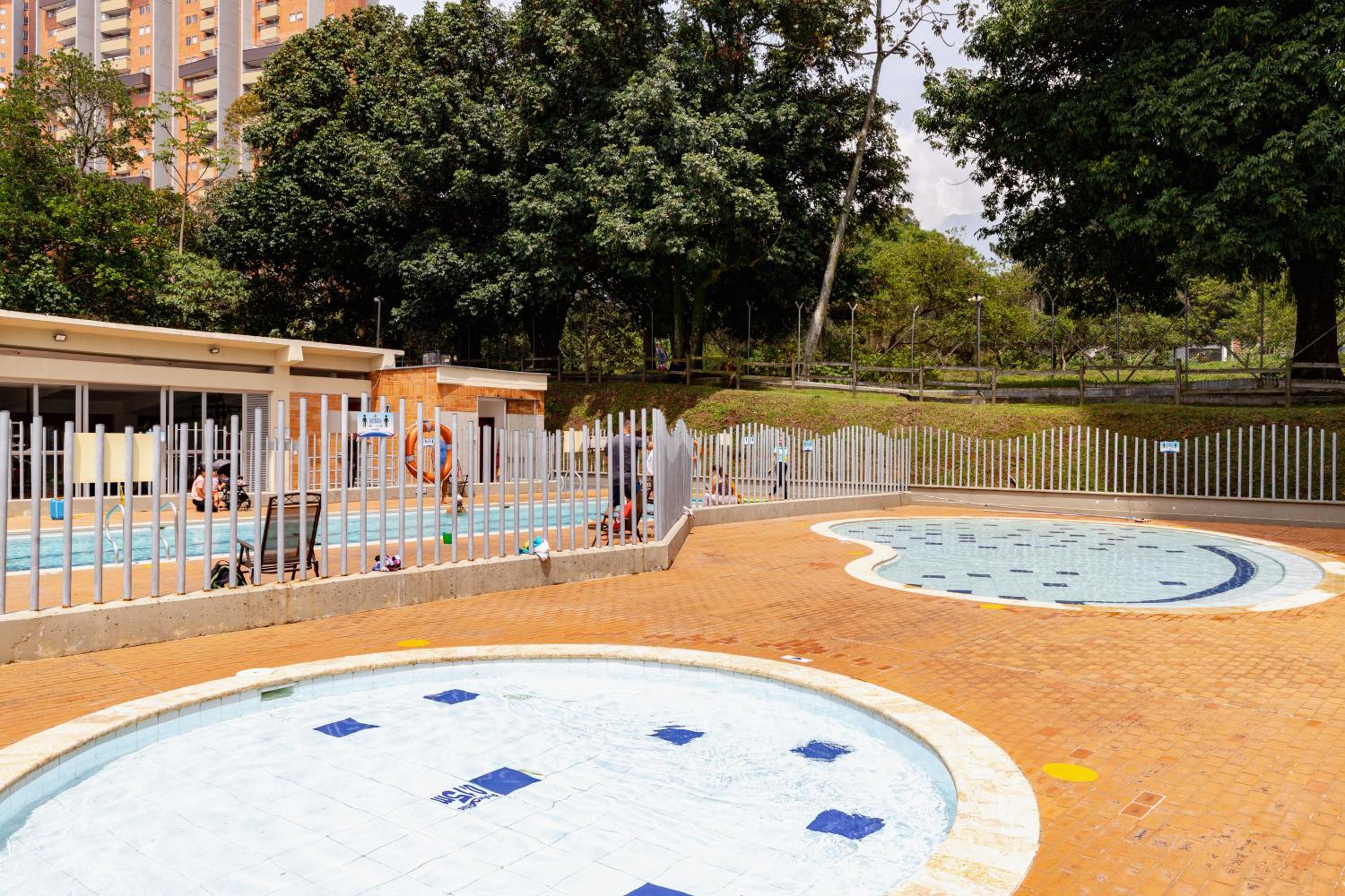 Apartamento amplio con piscina cerca al poblado