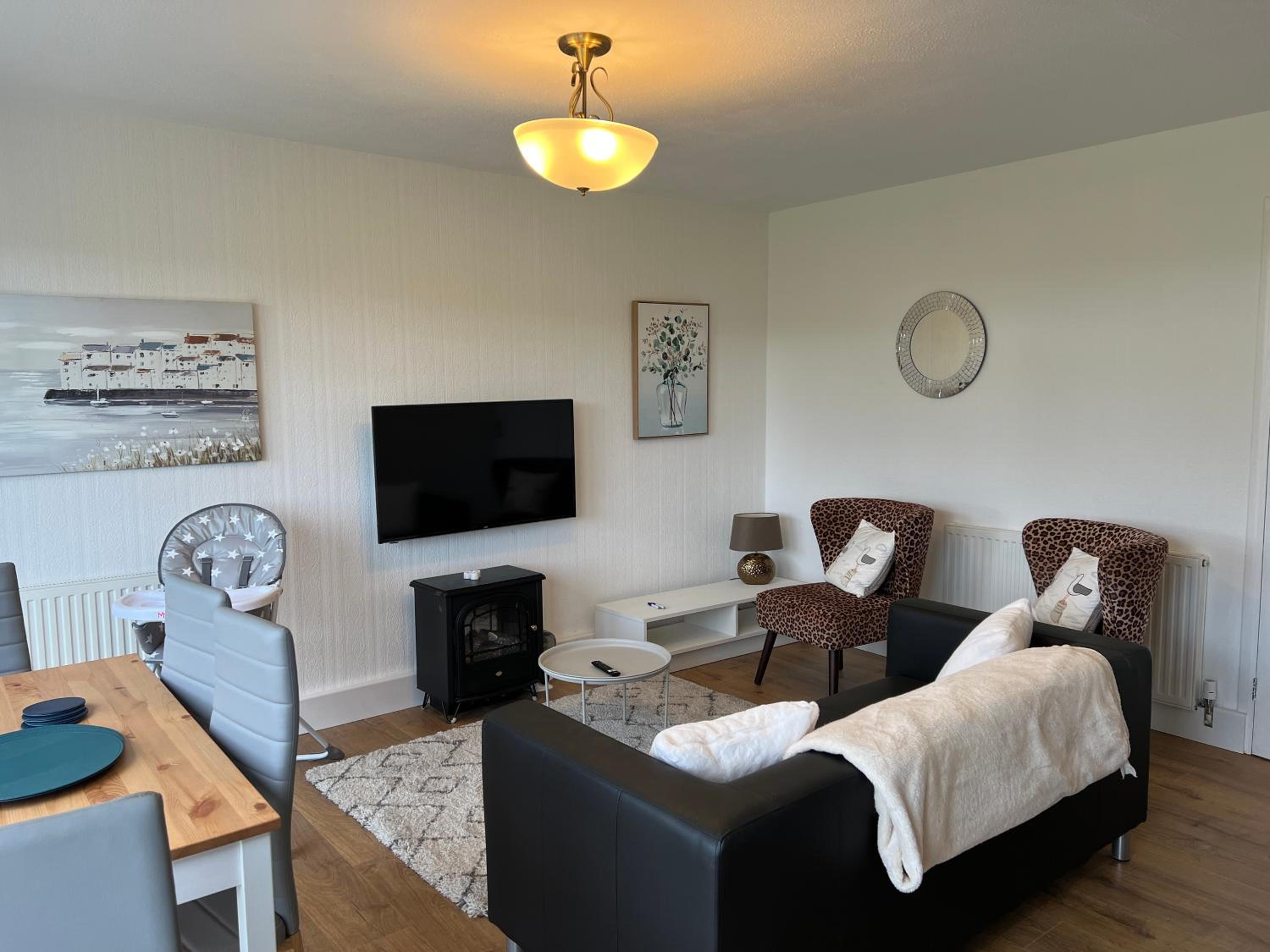 CHINE COTTAGE self-catering coastal bungalow in rural West Wight view 4