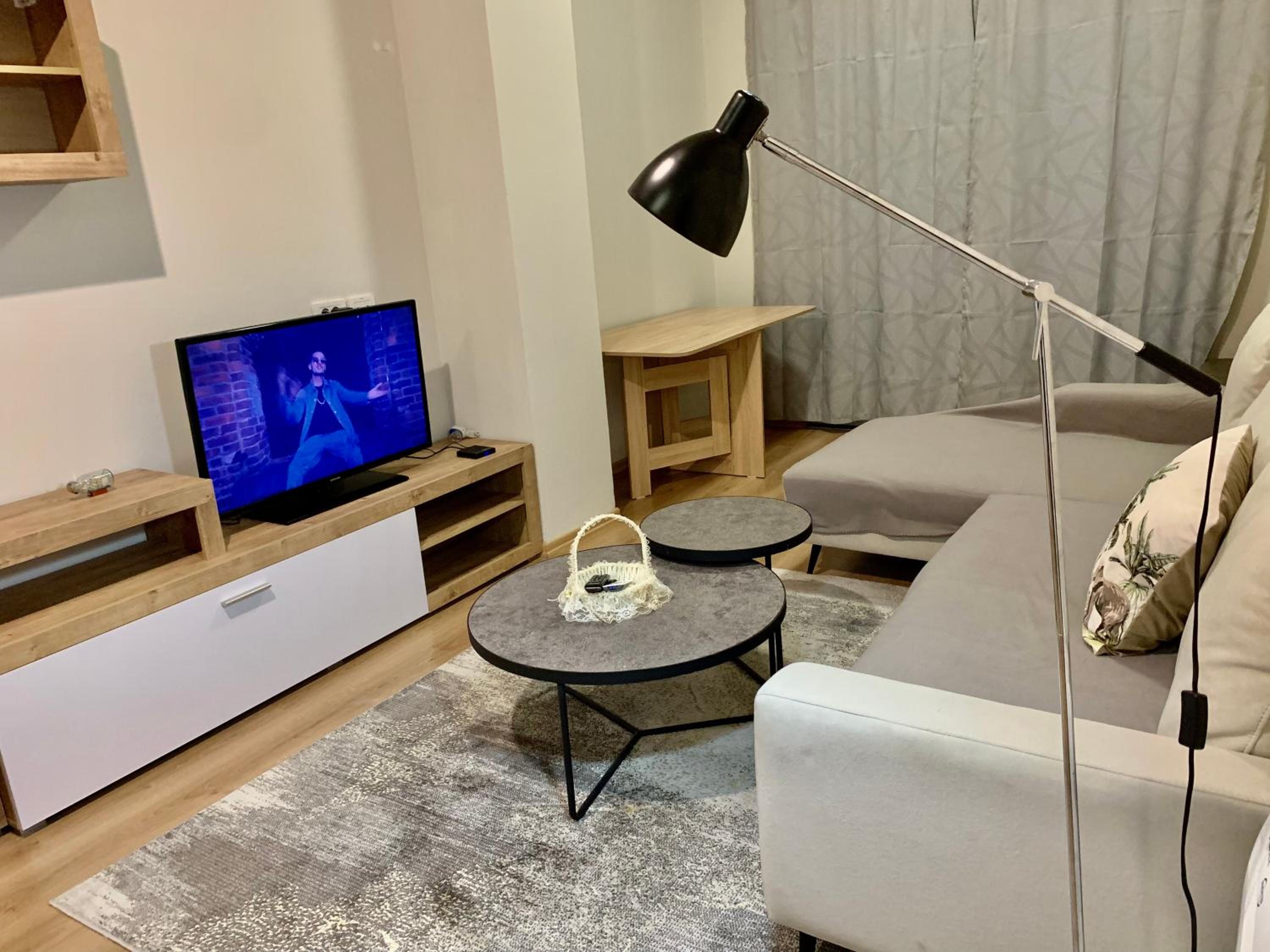 Modern family-size condo with private veranda-5min to the lake
