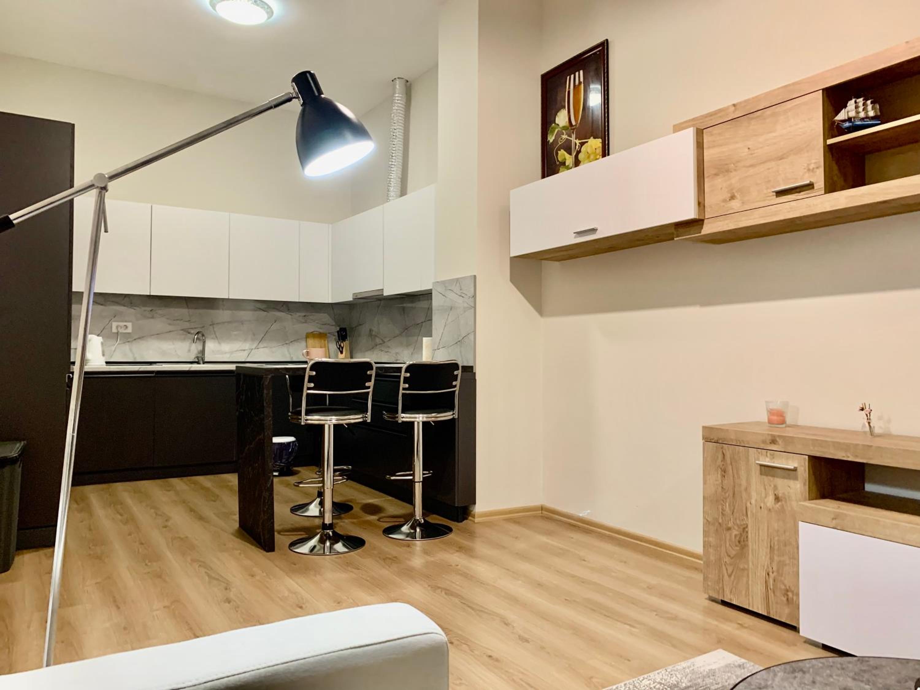 Modern family-size condo with private veranda-5min to the lake