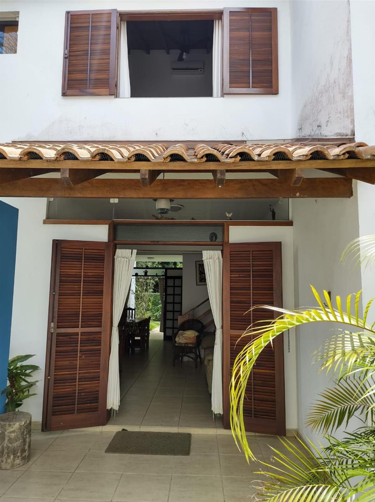 Casa em condominio fechado próximo a praia