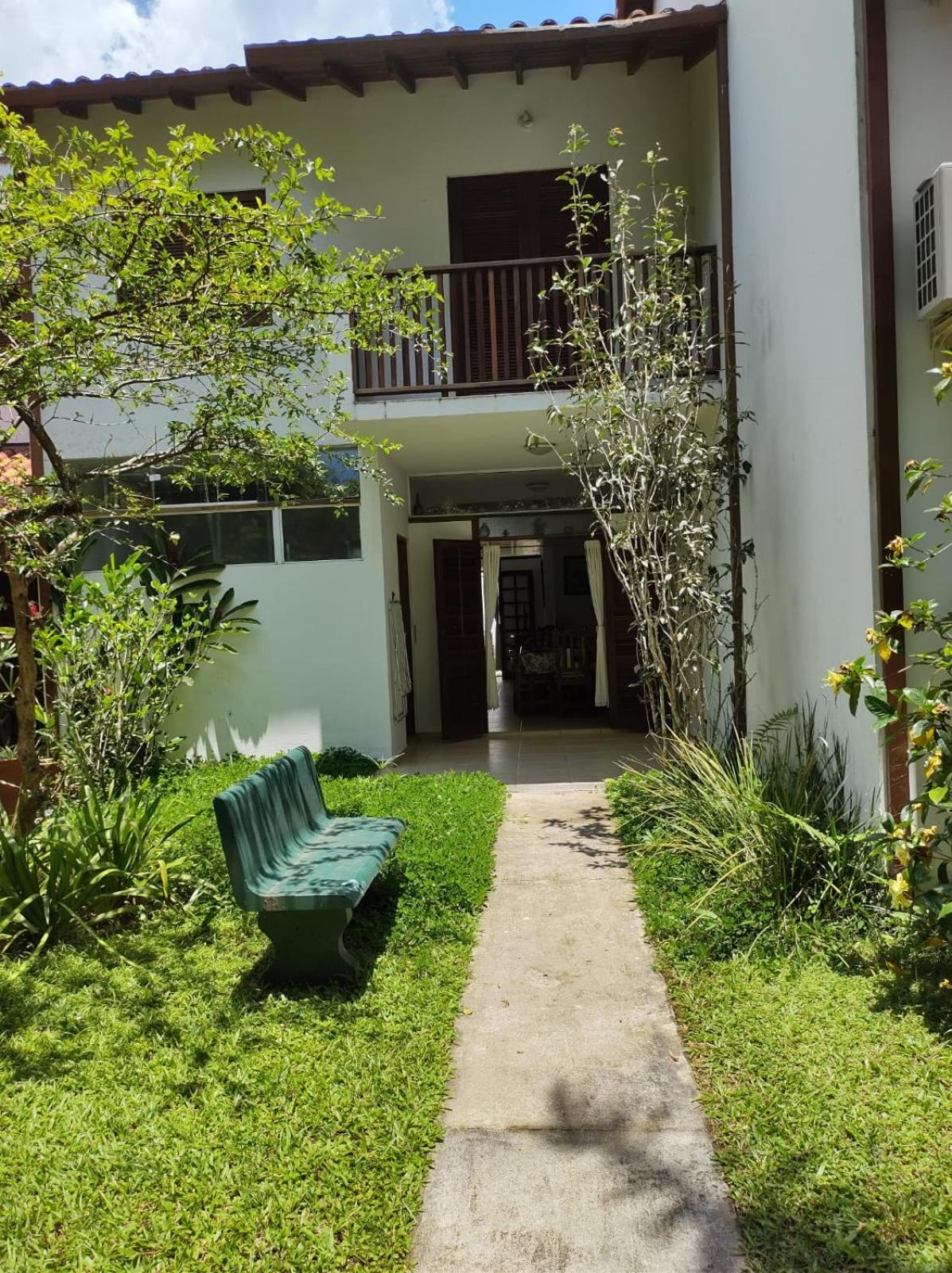 Casa em condominio fechado próximo a praia