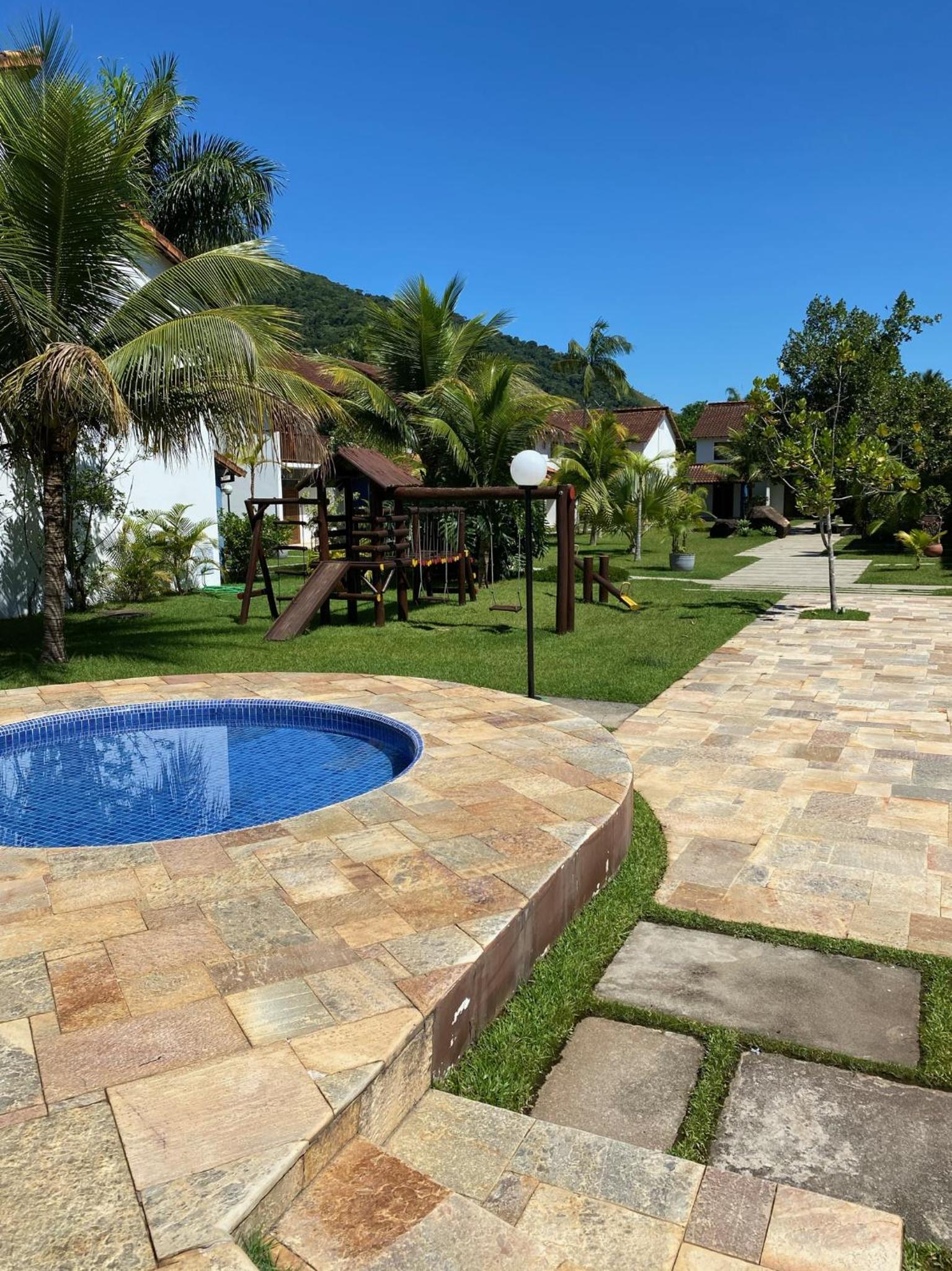 Casa em condominio fechado próximo a praia