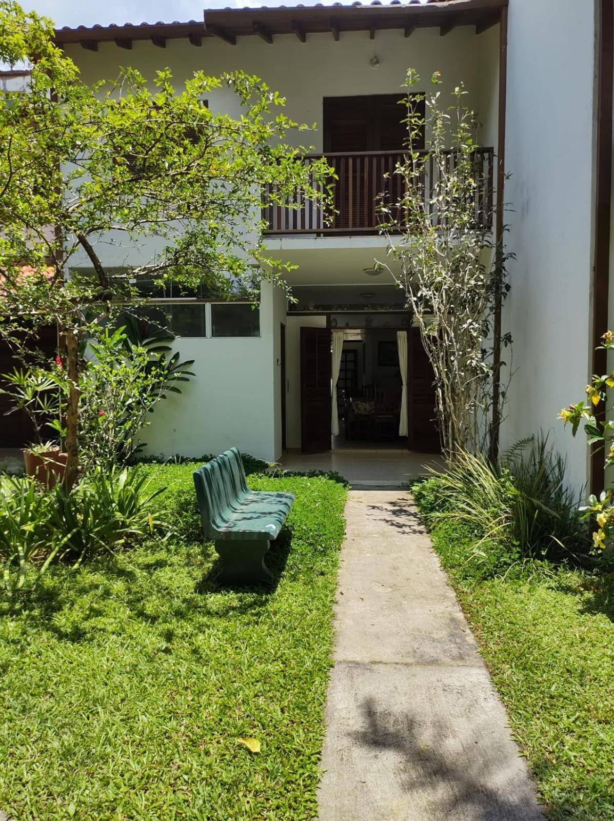 Casa em condominio fechado próximo a praia