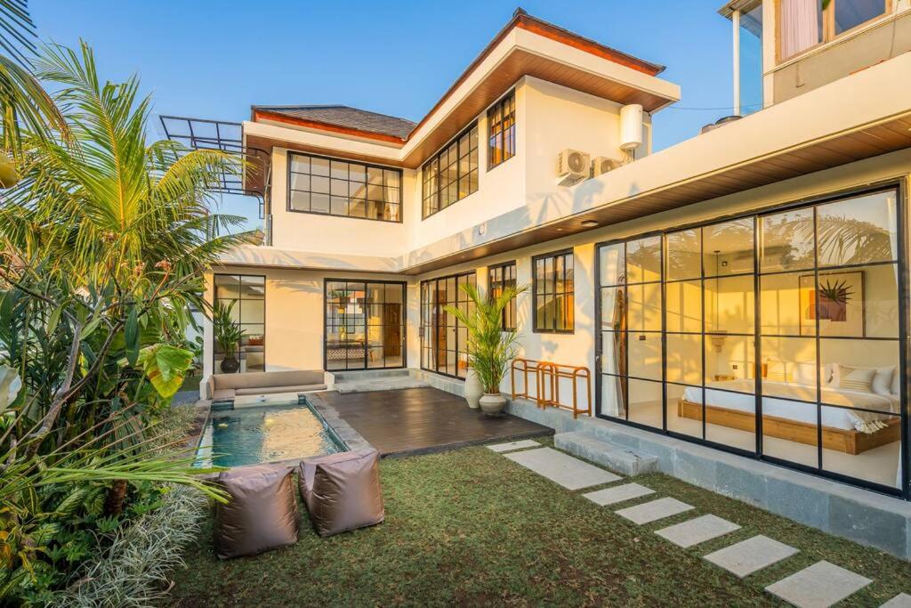 Luxe 4-Bedroom Villa - Private Pool & Fast Wi-Fi view 3