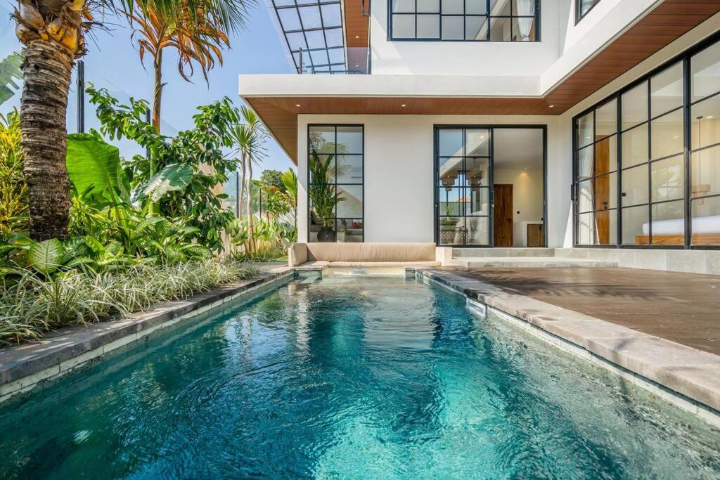 Luxe 4-Bedroom Villa - Private Pool & Fast Wi-Fi view 4