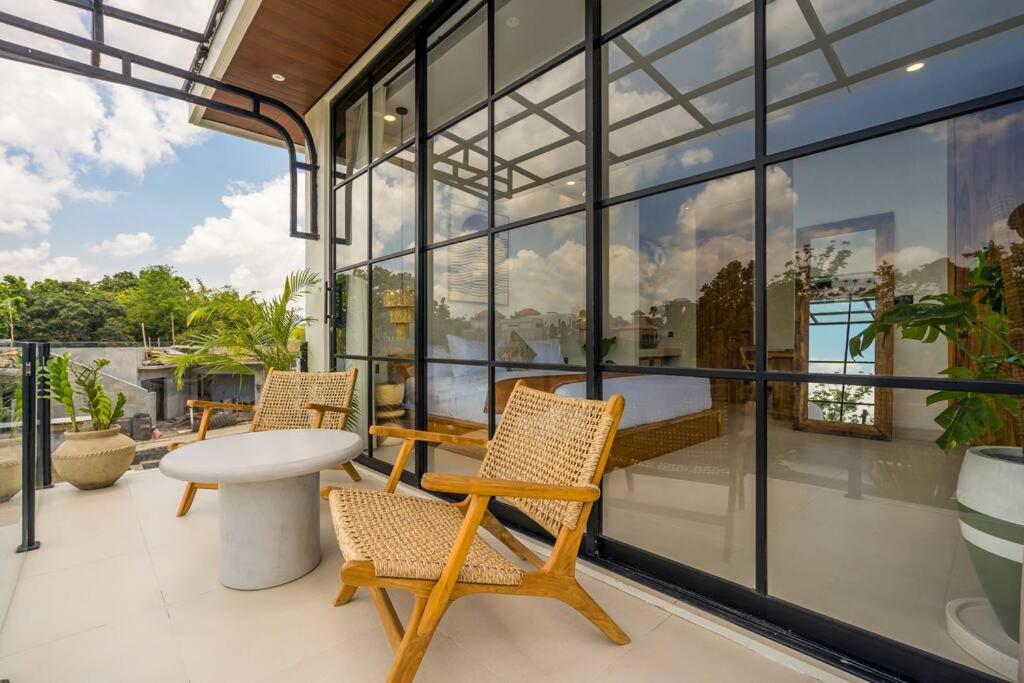 Luxe 4-Bedroom Villa - Private Pool & Fast Wi-Fi view 5