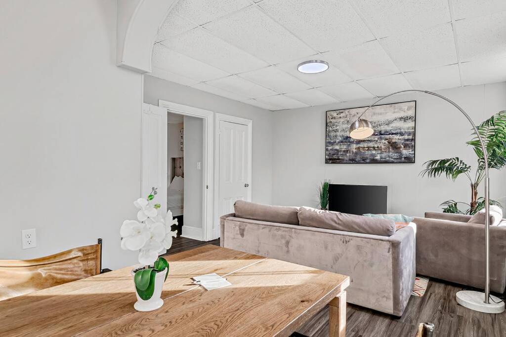 Midtown 1BR: Downtown HBG Hub view 2