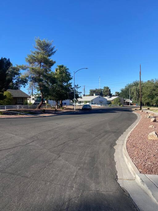 *Free Parking near Strip Cozy 2Br home Side: A view 2