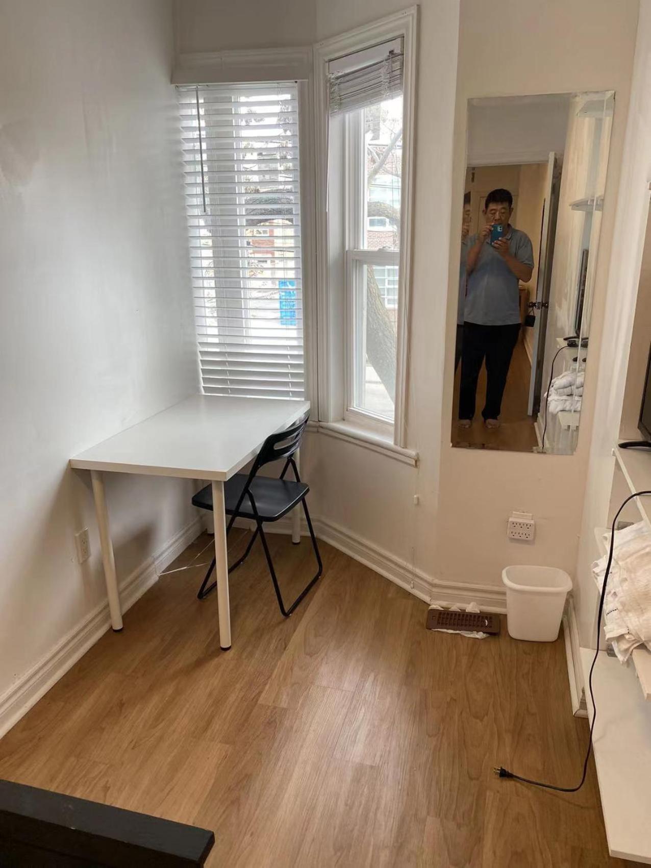 Single Room with SHARED Bathroom 536C