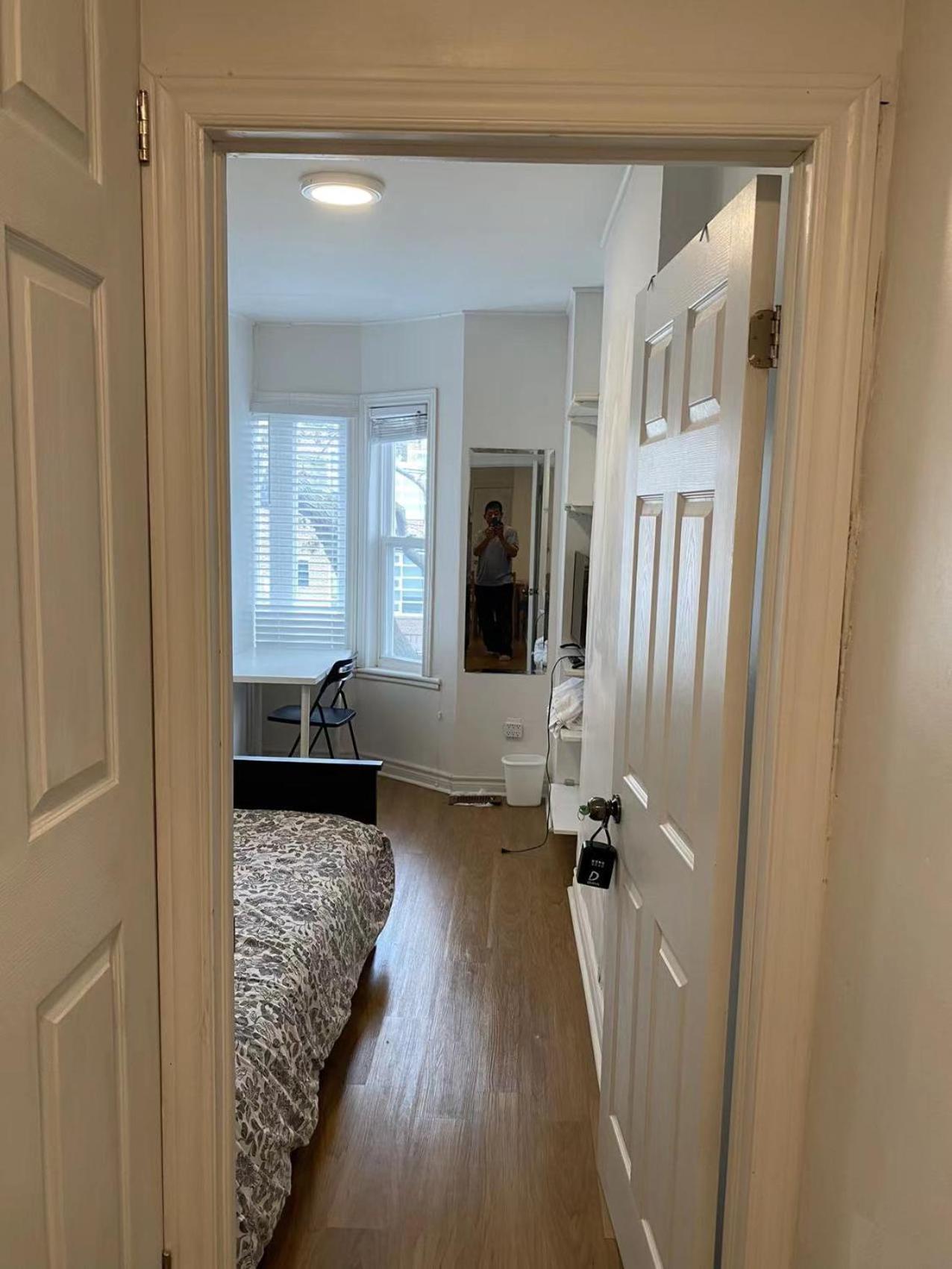 Single Room with SHARED Bathroom 536C