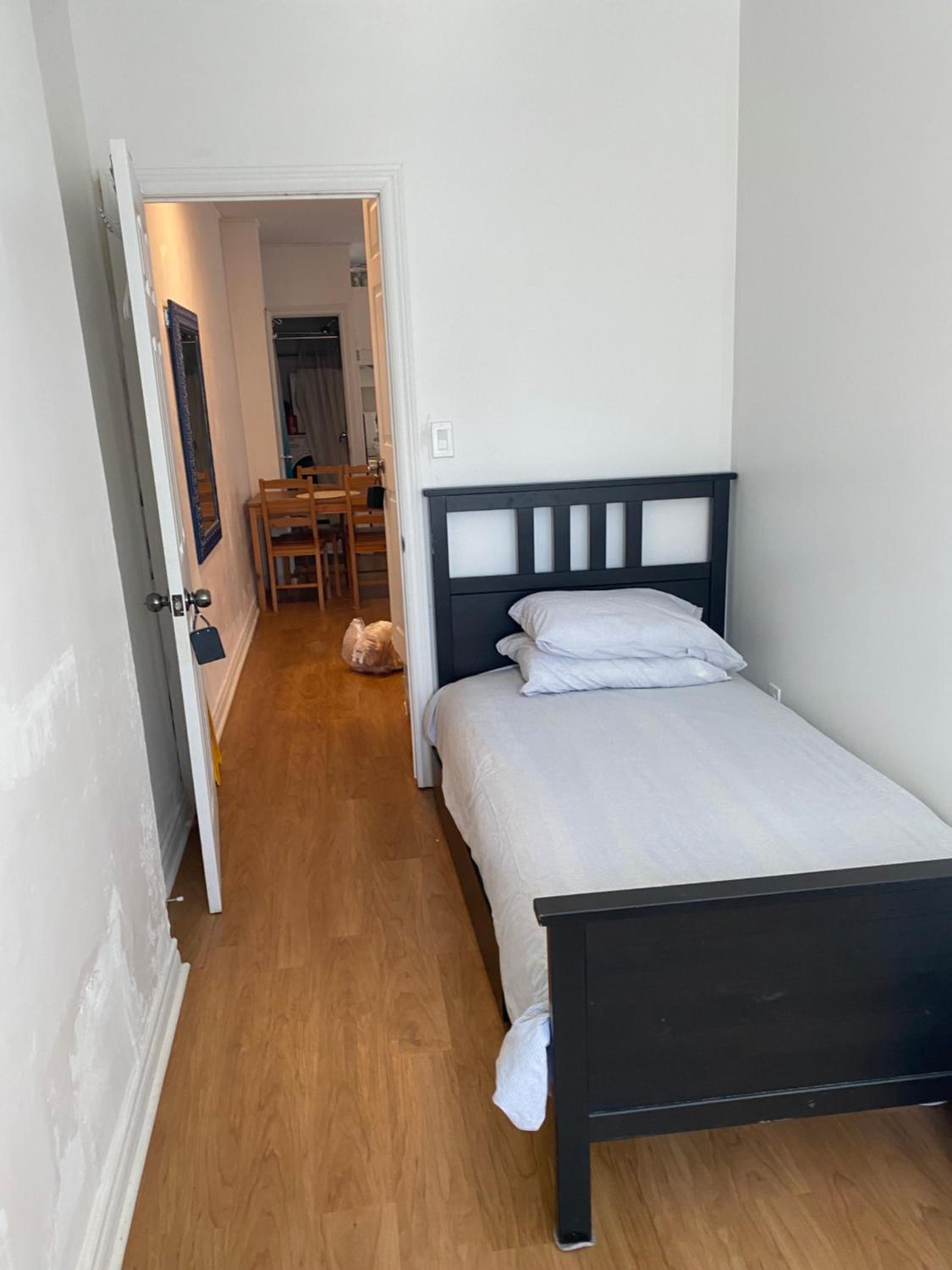 Single Room with SHARED Bathroom 536C