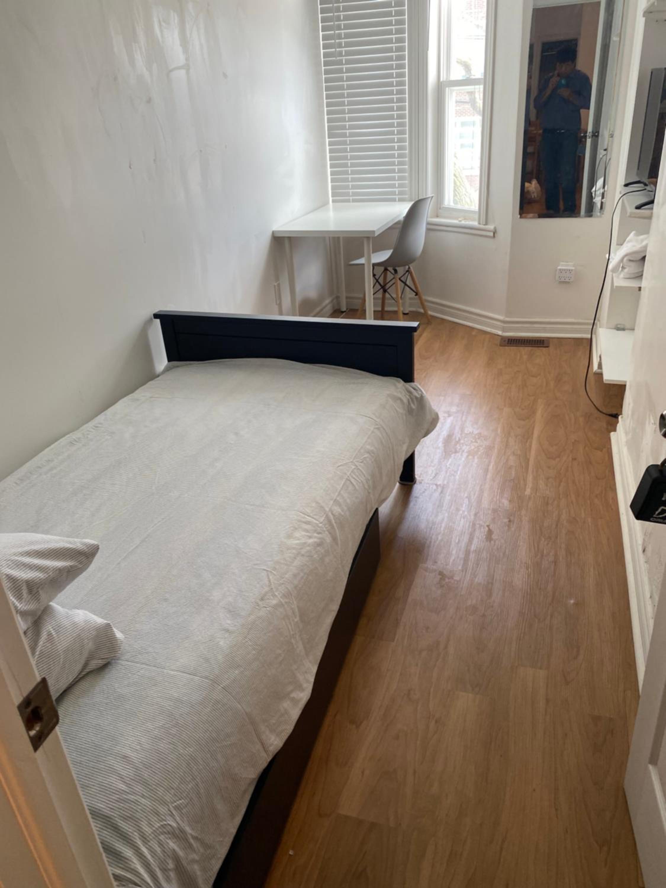 Single Room with SHARED Bathroom 536C