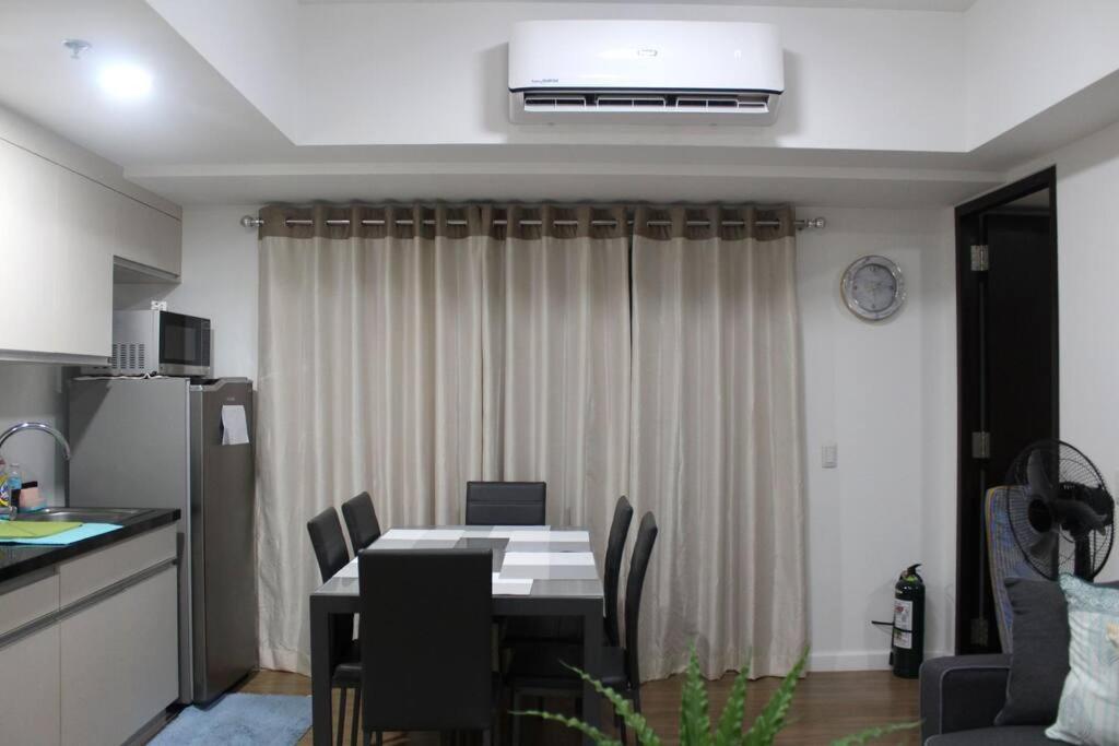 Abreeza 1BR condo w/ balcony,wifi & Netflix view 3