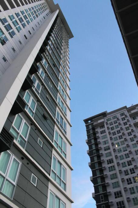 Abreeza 1BR condo w/ balcony,wifi & Netflix view 4