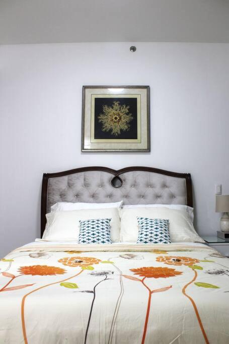 Abreeza 1BR condo w/ balcony,wifi & Netflix view 5