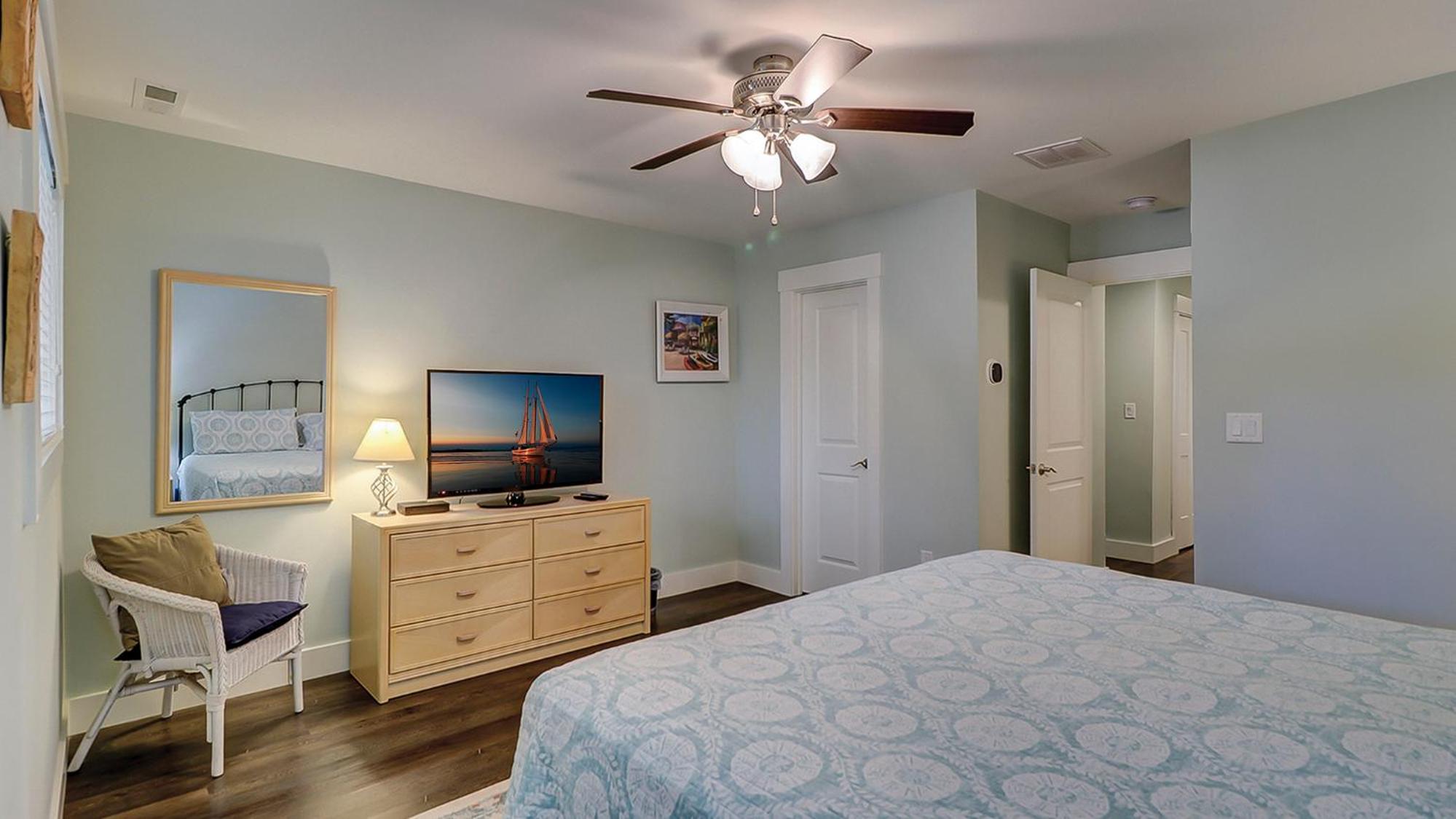 2 BR 25 BA, King, Double, Twin, Sleeper Sofa Bikes & Beach Gear included