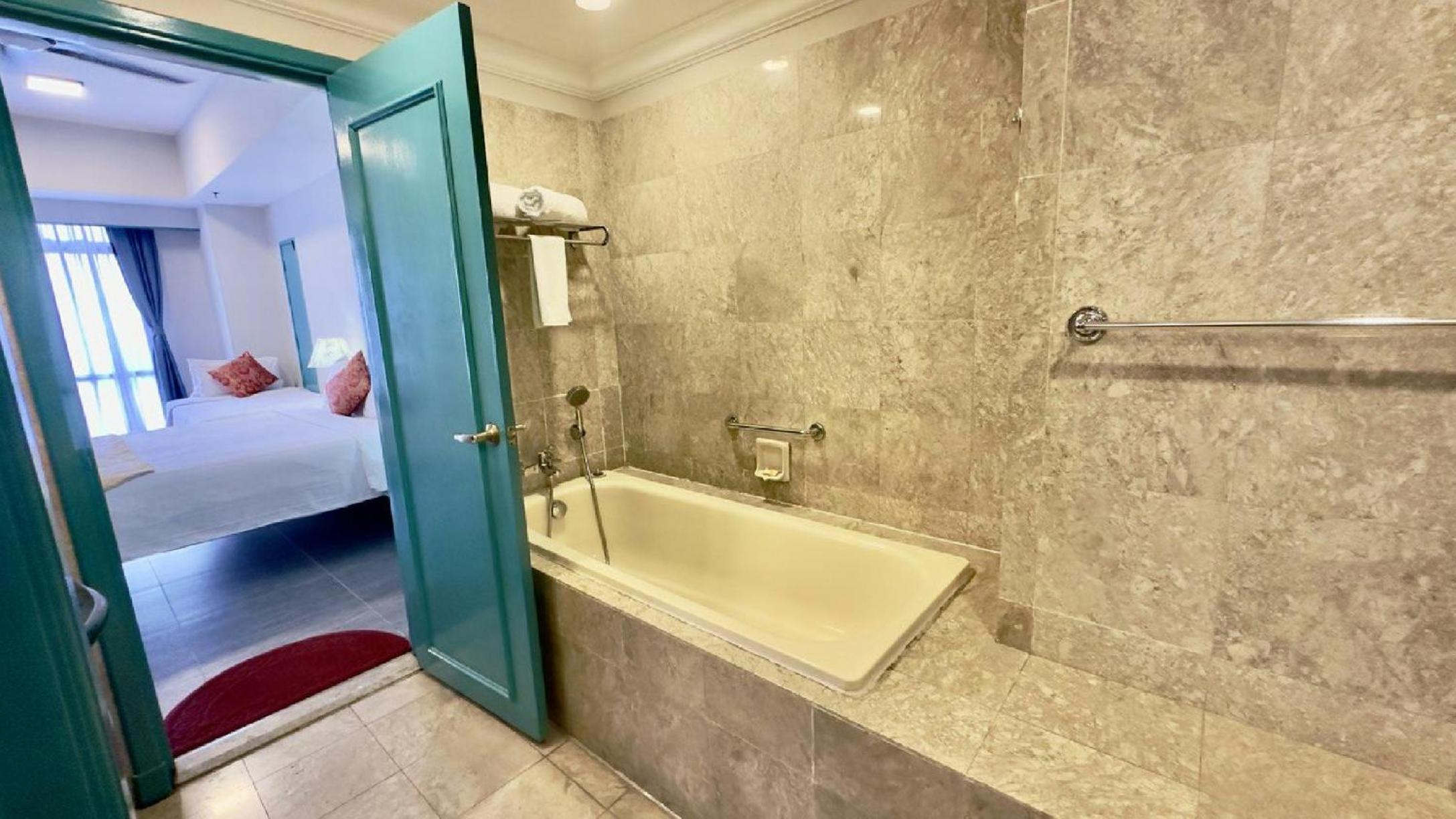 Rihanna service suite at times square