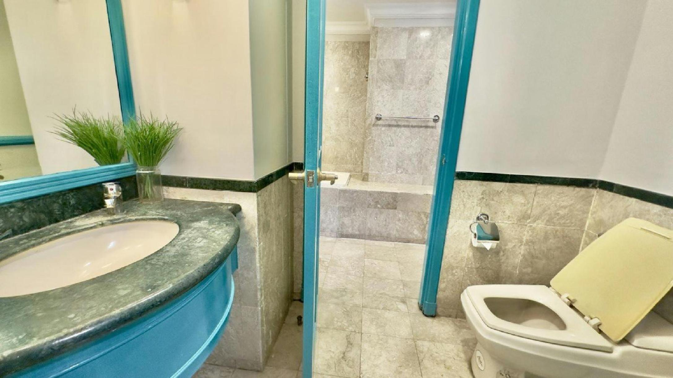 Rihanna service suite at times square