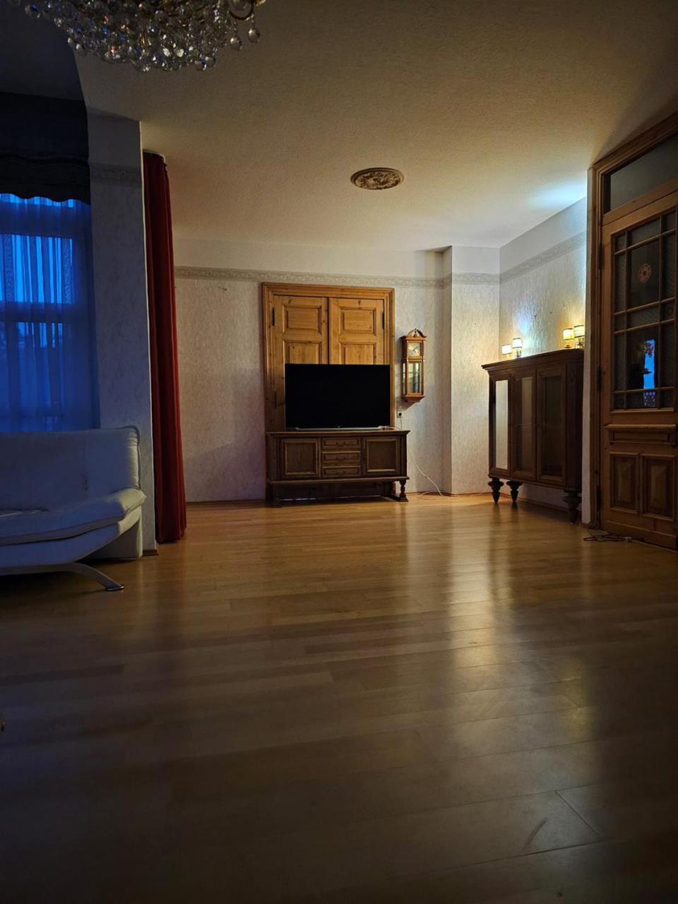 135qm 4 Zimmer Ferienwohnung in Stadtnähe, Wintergarten Parkplatz
