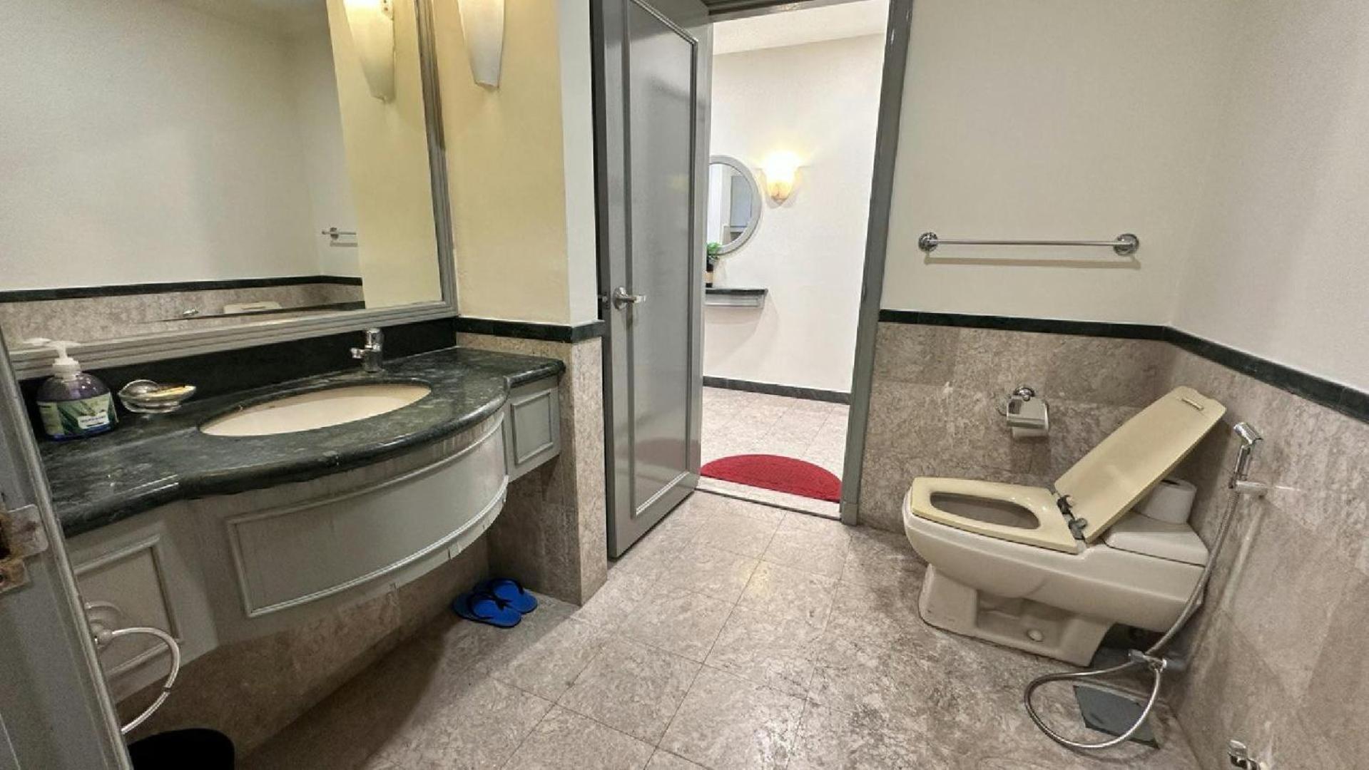 Rihanna service suite at times square