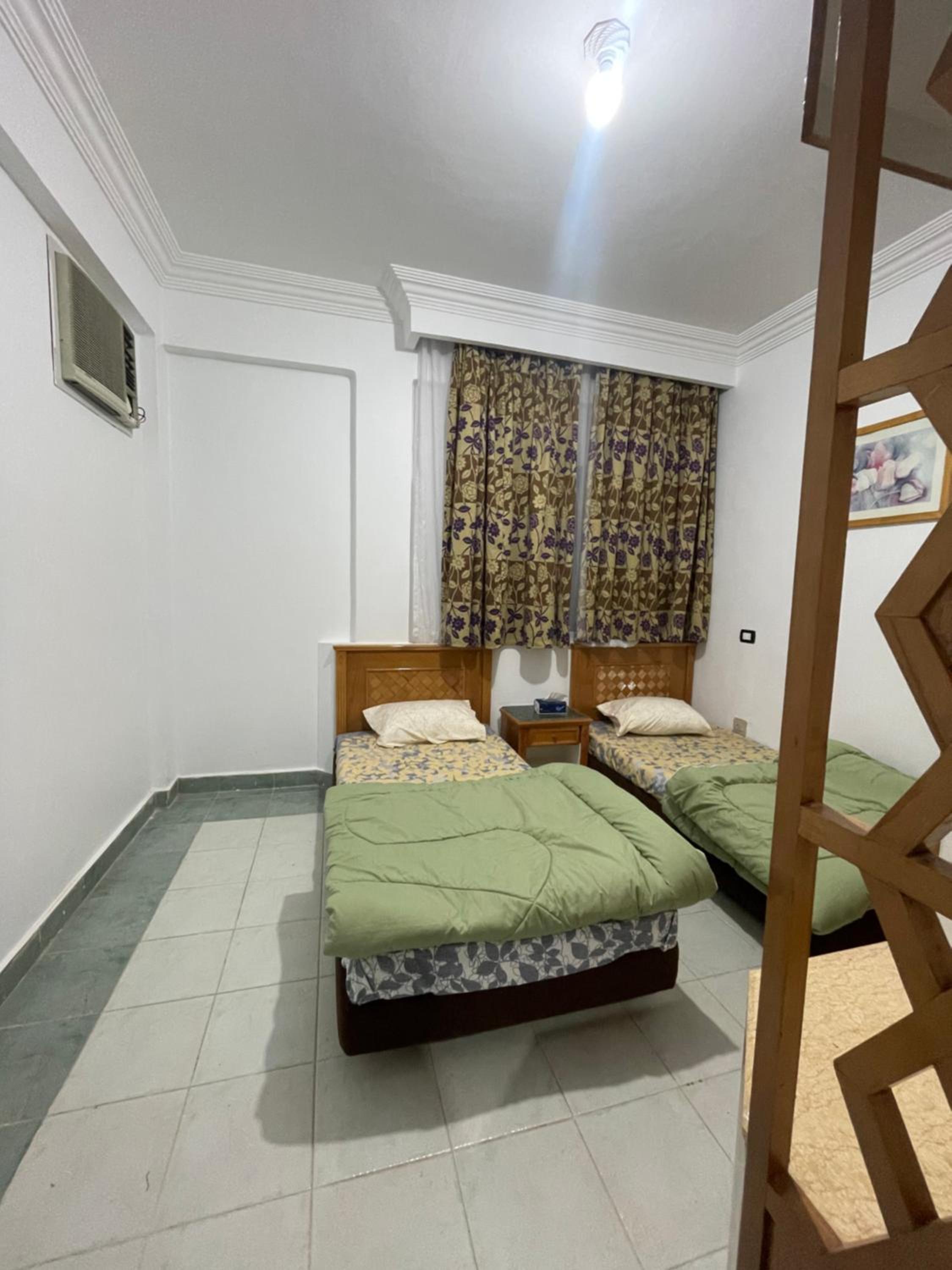 A cozy room in 2 bedrooms apartment with a back yard view 2