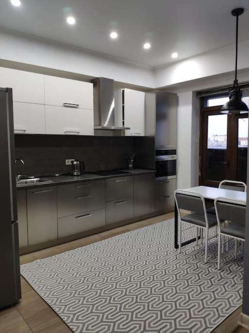 Stylish 2-room Apartment in Bishkek City Center view 4