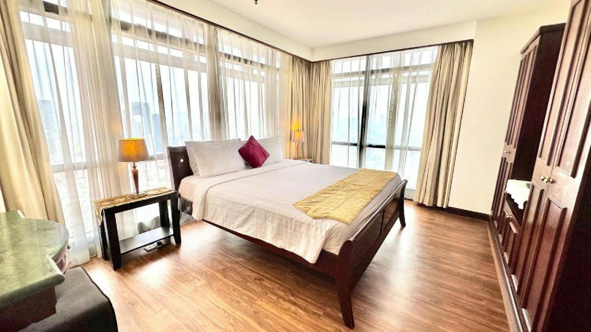 Rihanna service suite at times square