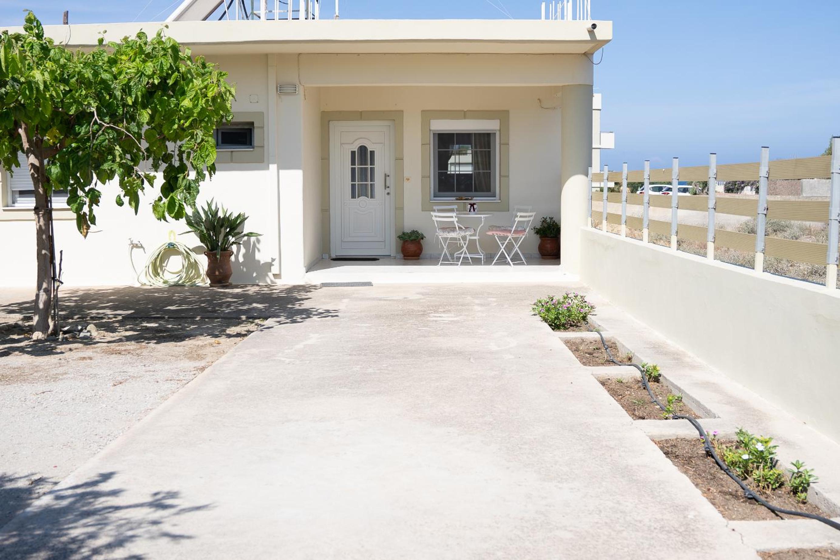 GARDEN HOUSE, Kalamaki view 5