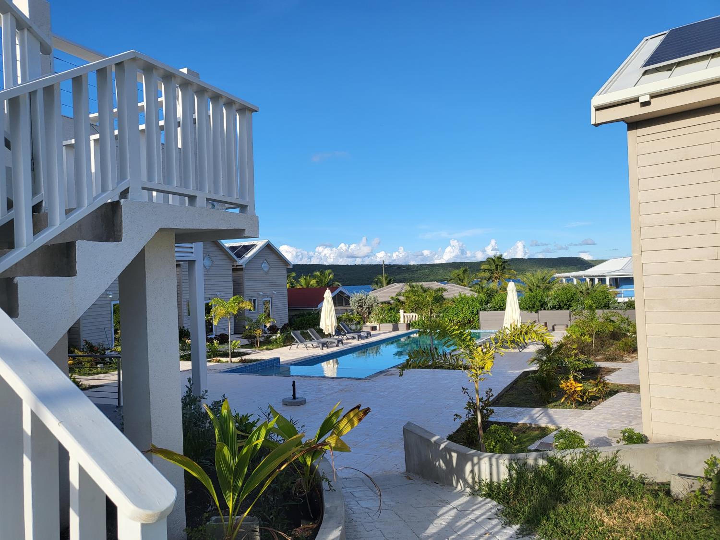 Crawlbay Suites Hotel