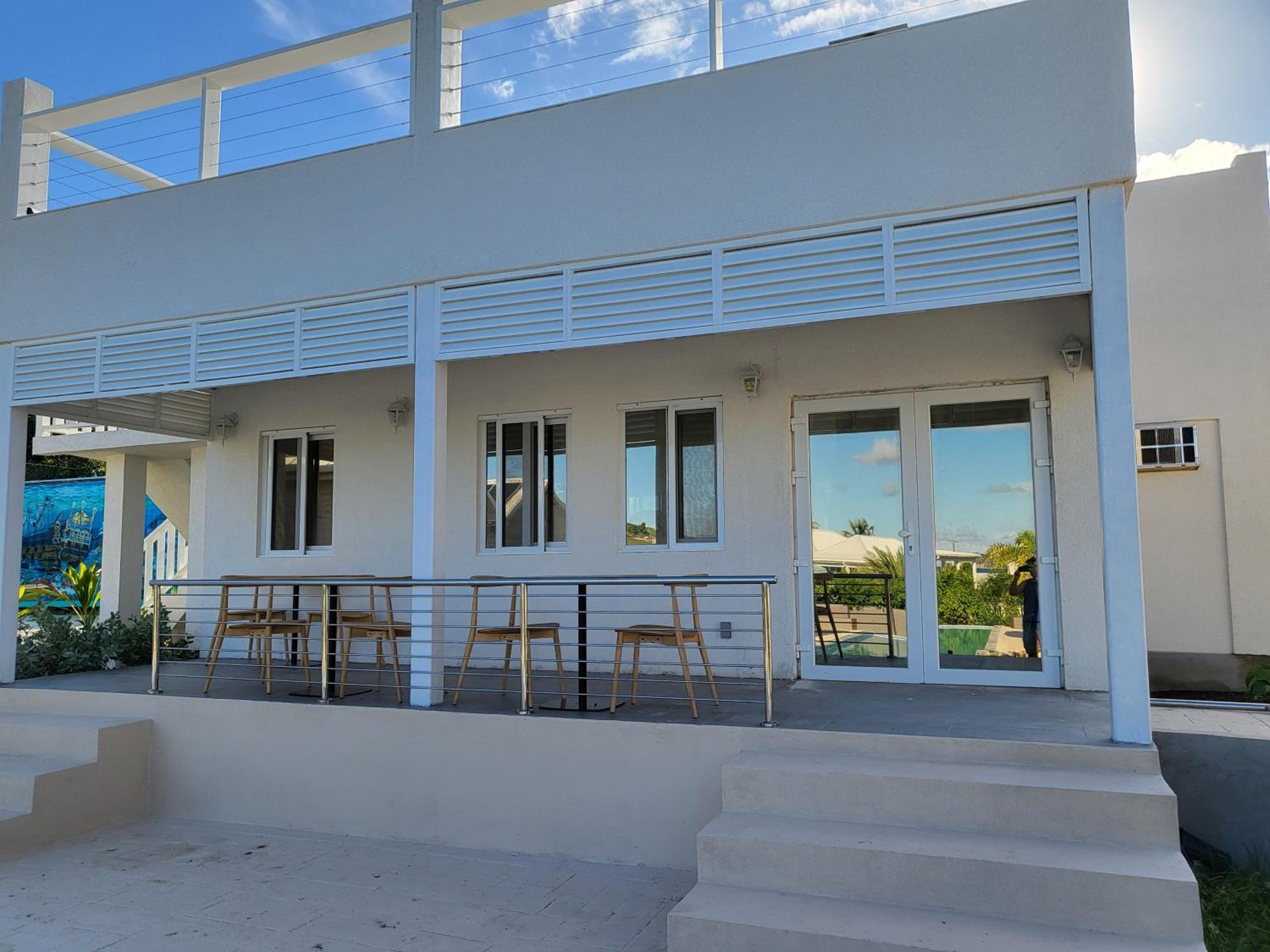 Crawlbay Suites Hotel