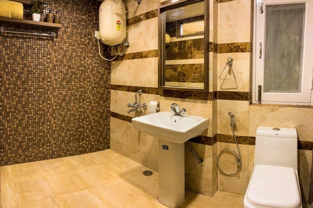 Uptown Boutique Home - 2BHK with drive-in view 2