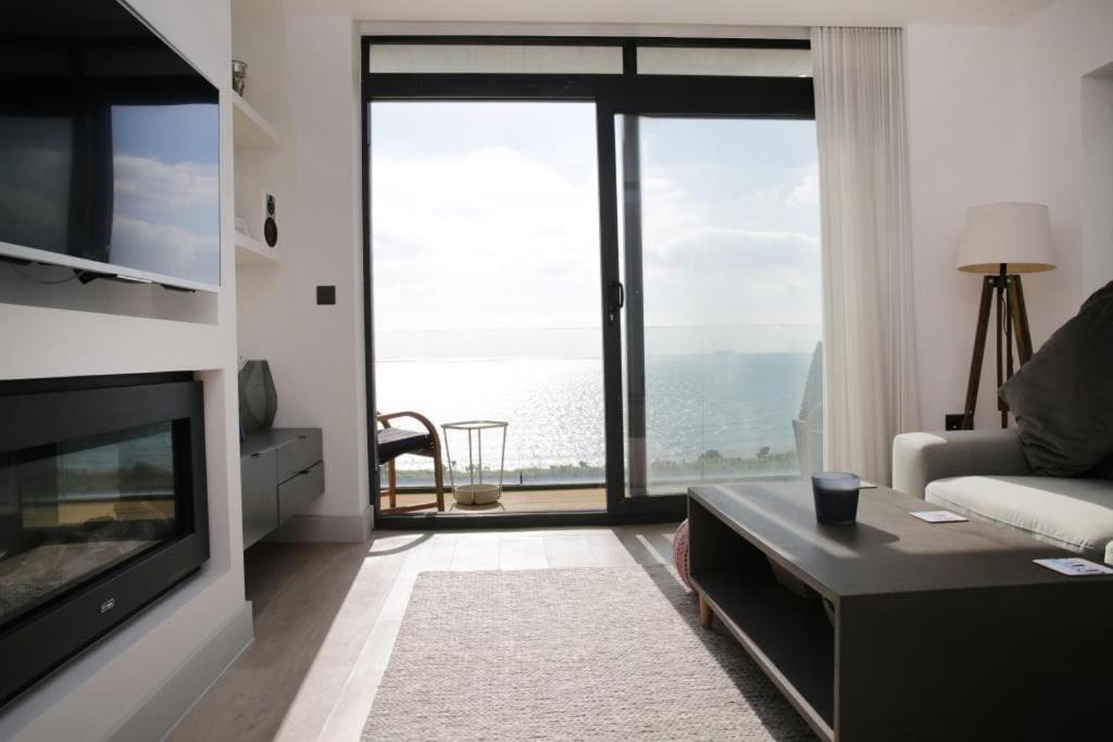 OVERCLIFF by BOURNECOAST - A Beautiful and Modern Holiday Home with SEA VIEWS, a Balcony, Parking and a Garden - HB6314 view 5