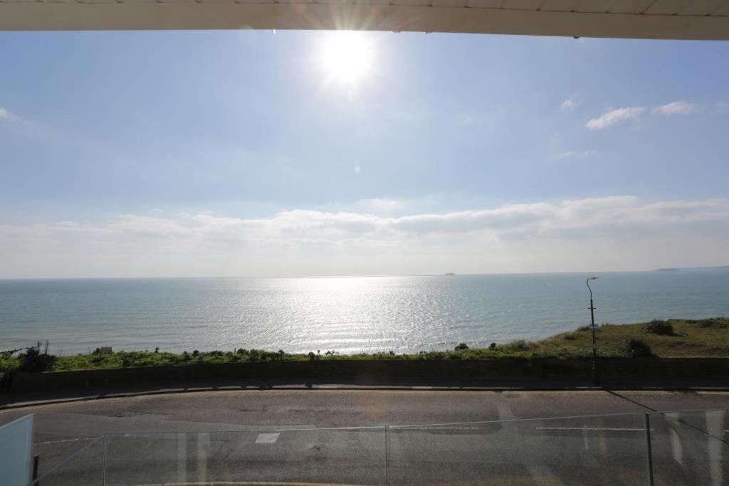 OVERCLIFF by BOURNECOAST - A Beautiful and Modern Holiday Home with SEA VIEWS, a Balcony, Parking and a Garden - HB6314 view 4