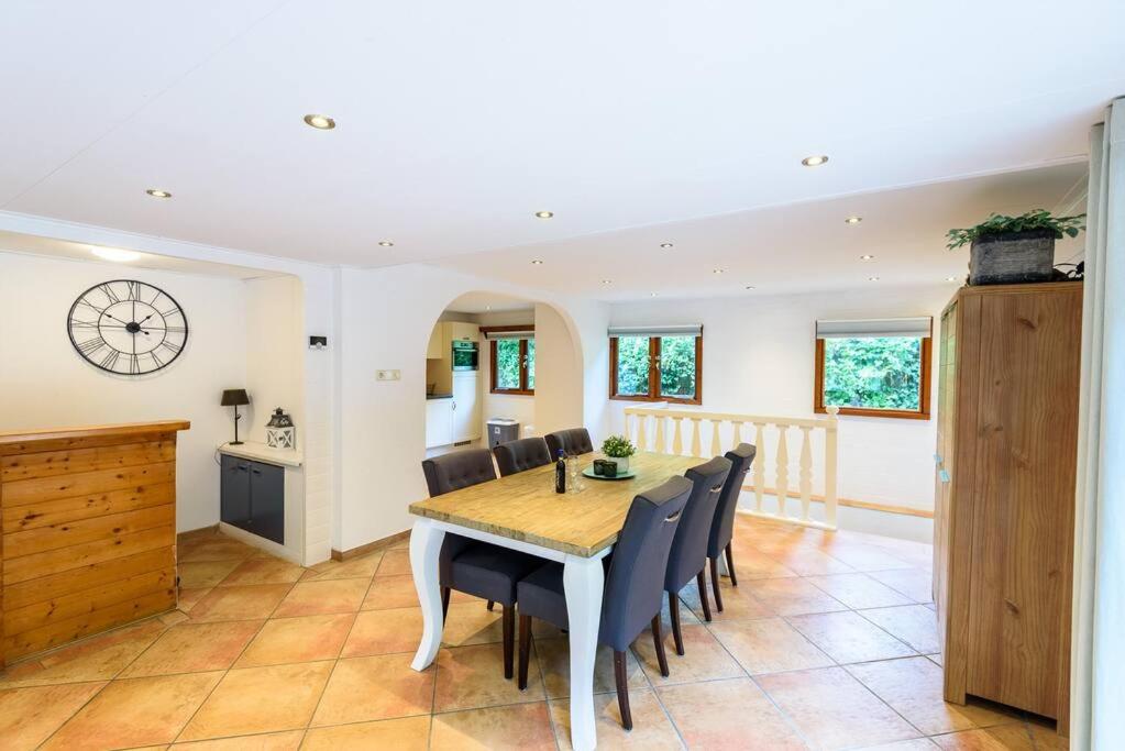 Spacious wooden cottage with infra-red sauna at Veluwe view 2