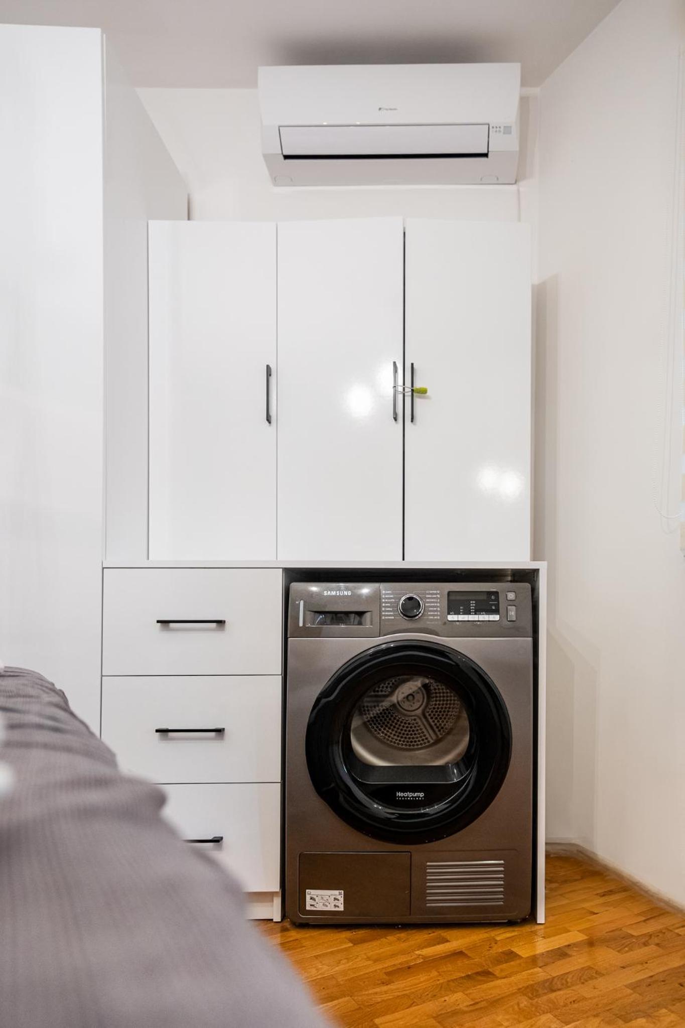 Roman Thermae 2bdrm Sunny Apartment
